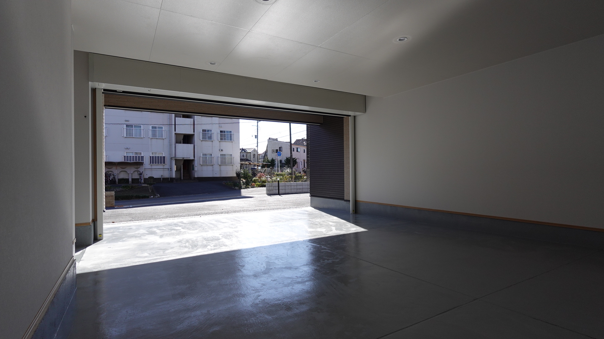 2台の愛車を並列駐車可能なガレージスペース loading=