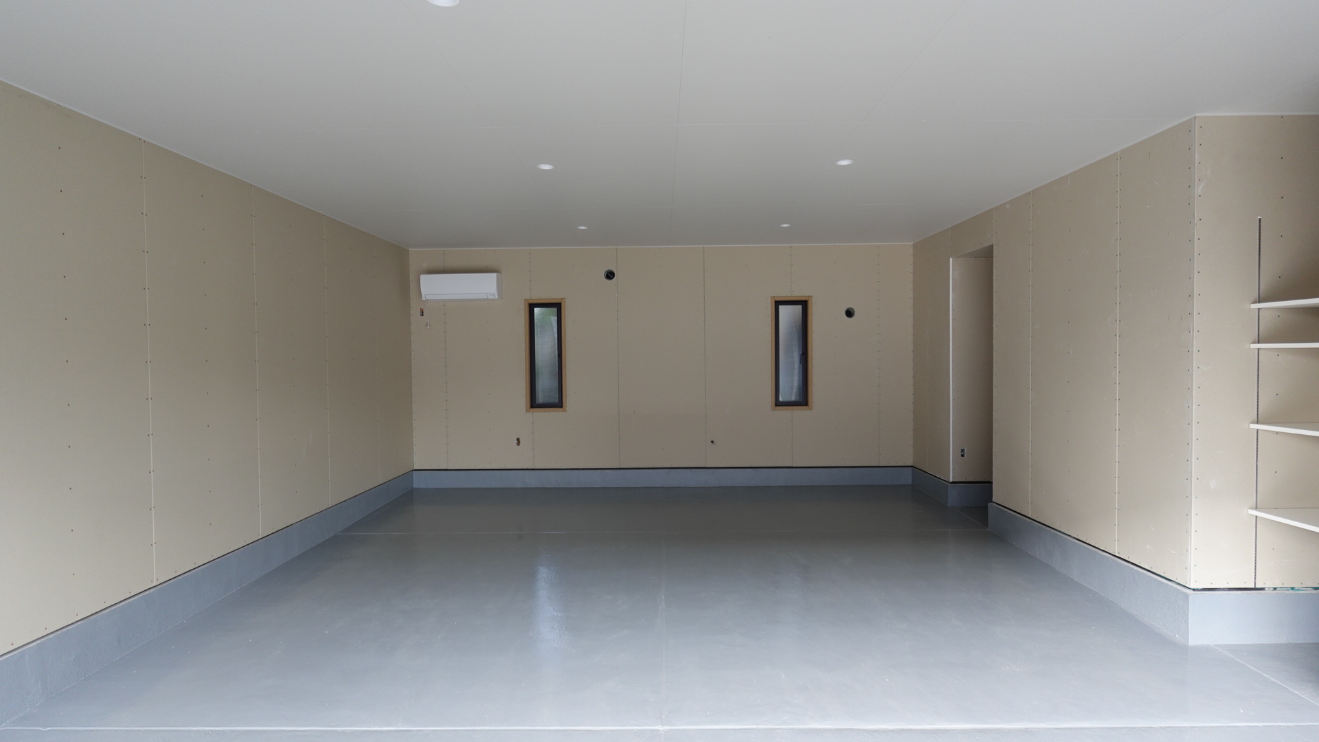 エアコン付きの快適空間のガレージスペース loading=