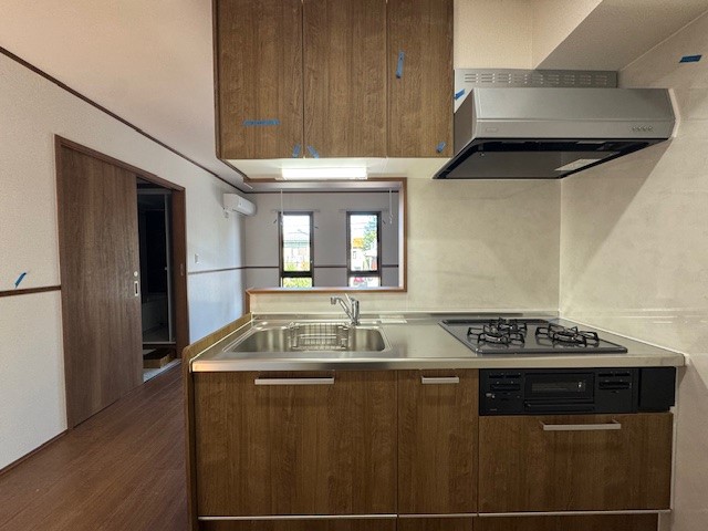 3つ口コンロとメンテナンス容易なステンレストップのシステムキッチン loading=