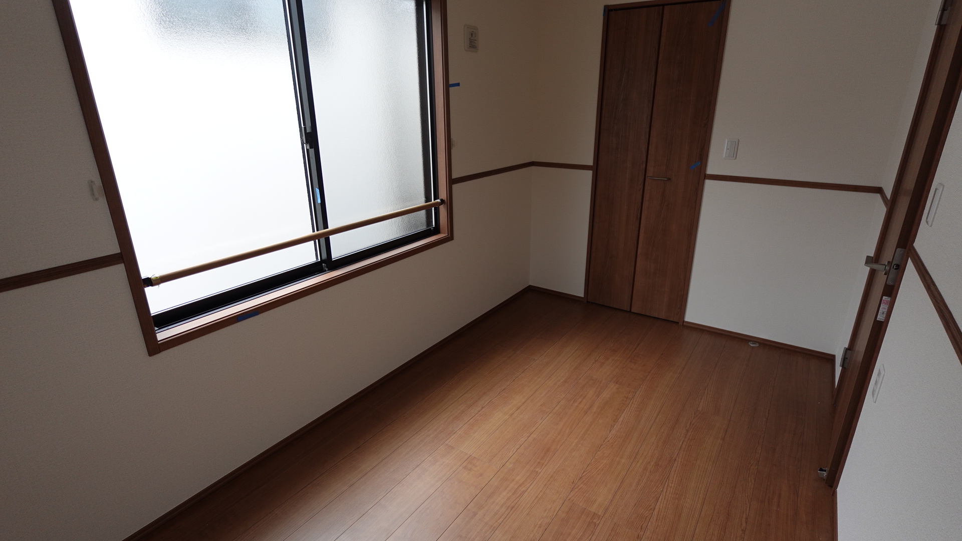 大きな窓の有る居室は5.1帖 loading=