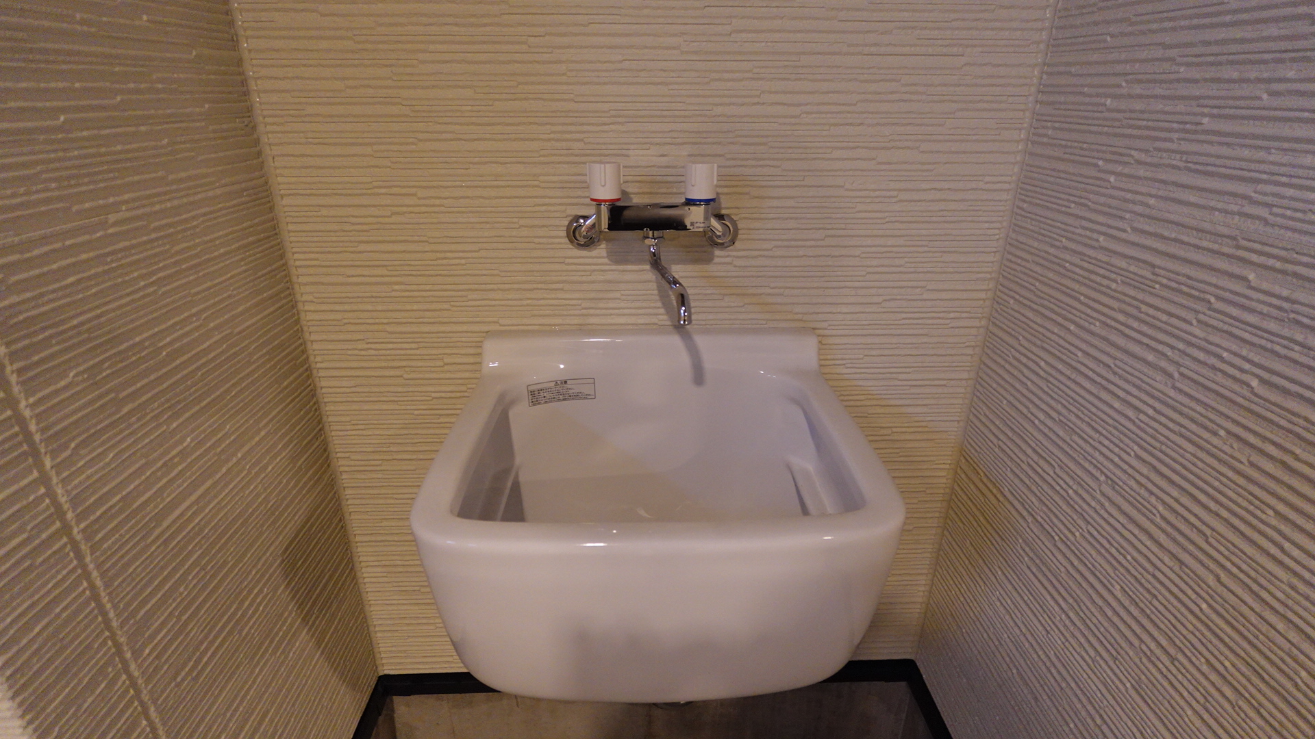 ガレージハウス内にある混合栓付きのマルチシンク loading=