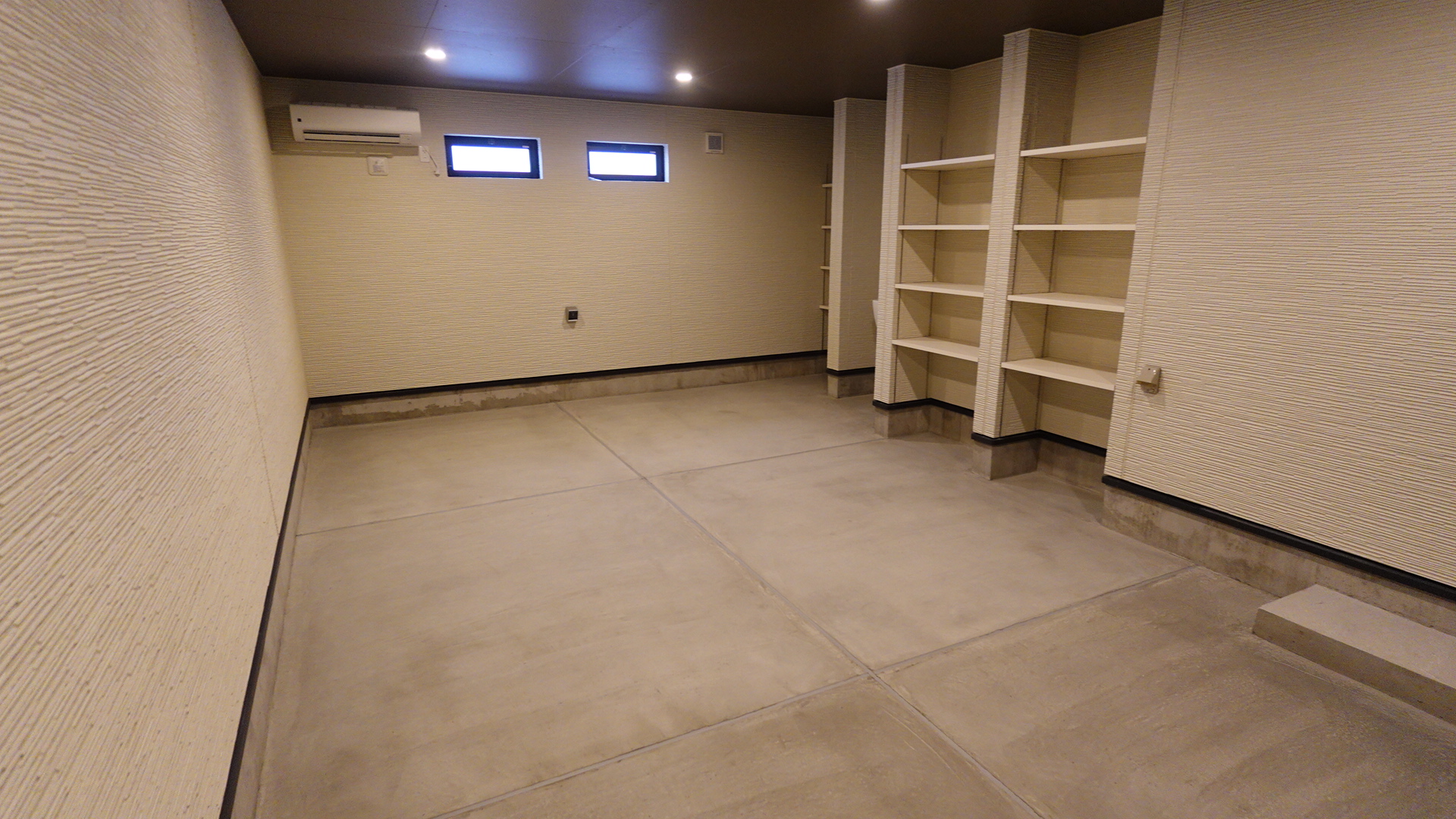 ガレージ内にはエアコン付き。いつでも快適な環境で愛車をメンテナンス loading=