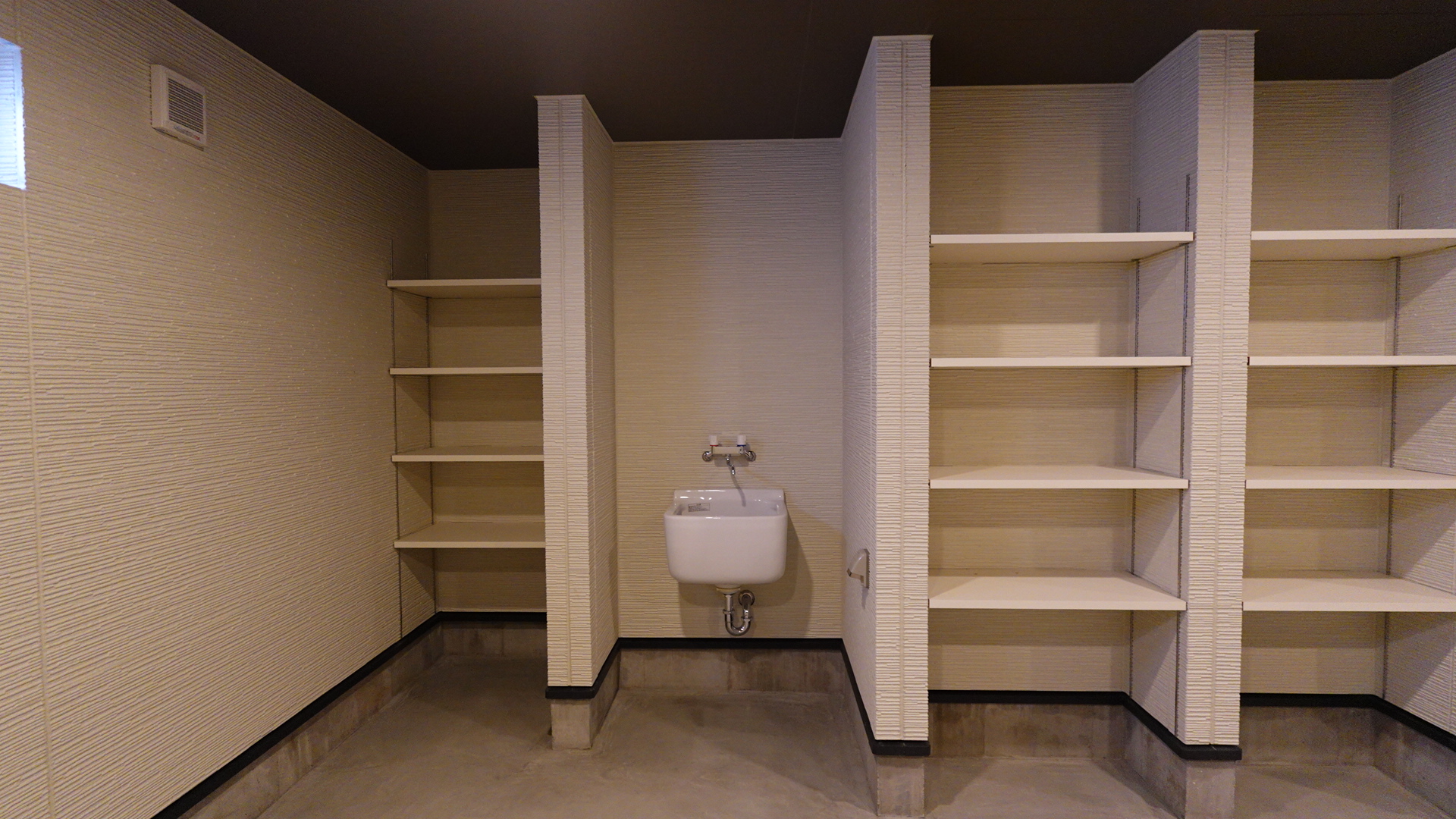 ガレージ内の豊富な収納棚 loading=