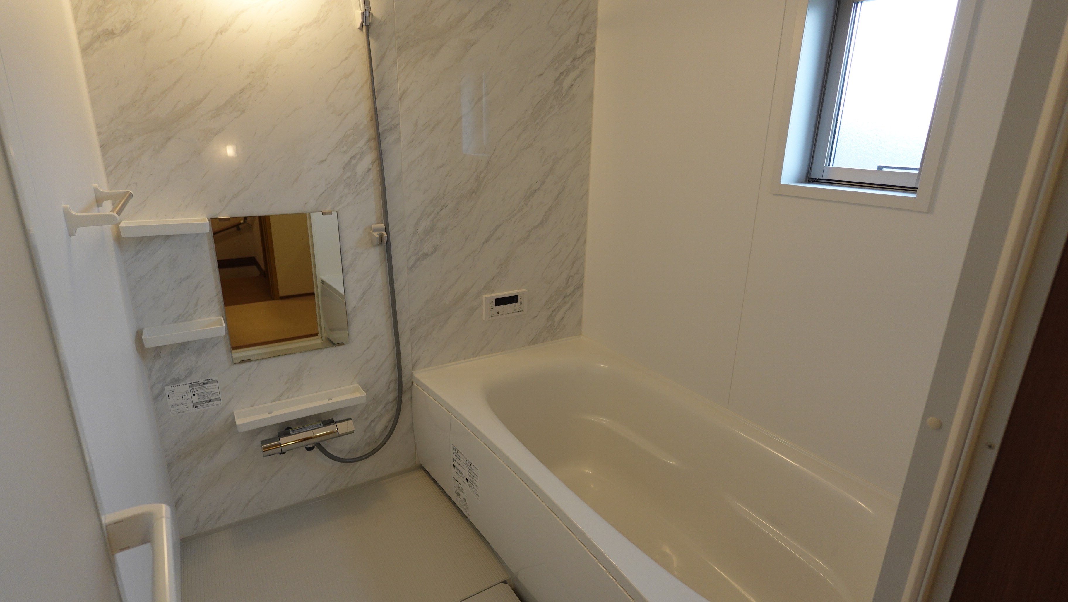 1坪タイプの広々とした浴室 loading=