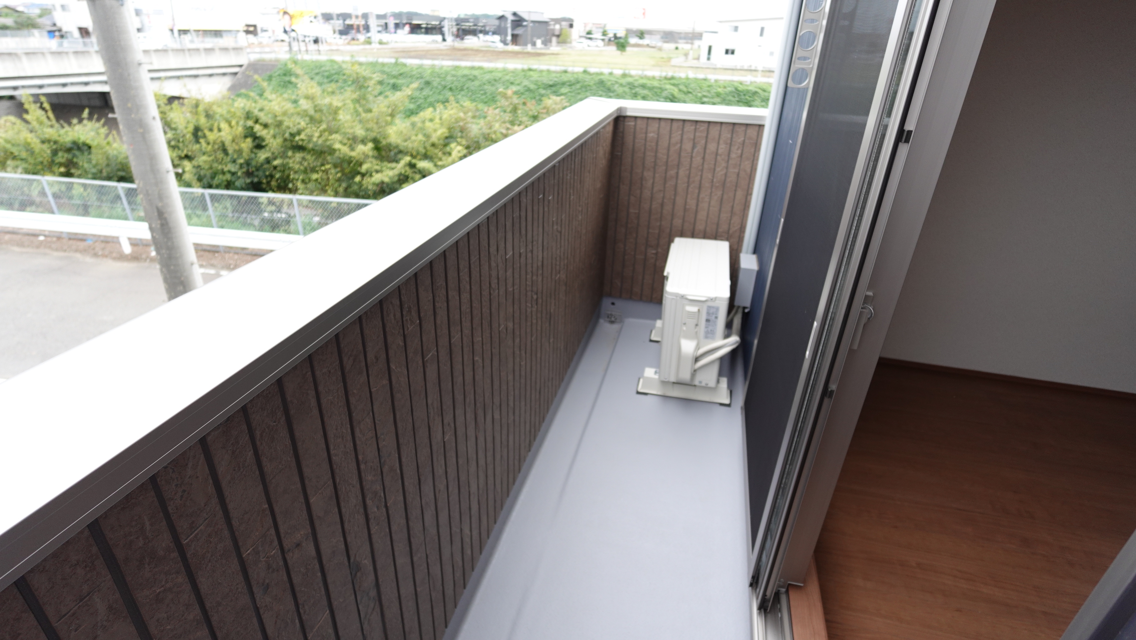 壁面物干しが標準装備のバルコニー loading=