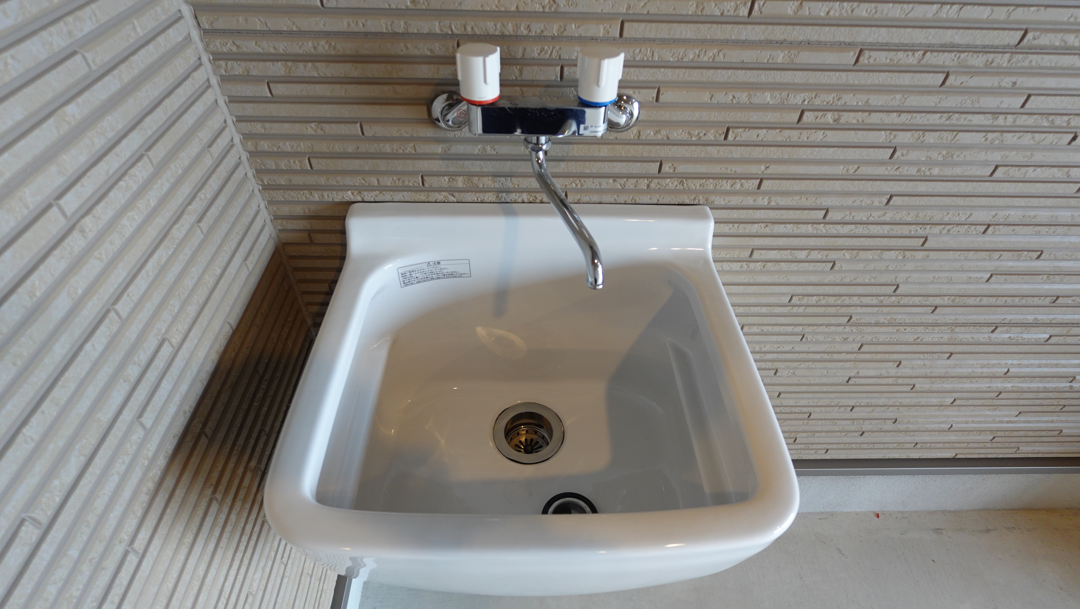 ガレージ内には混合栓付きのマルチシンク loading=