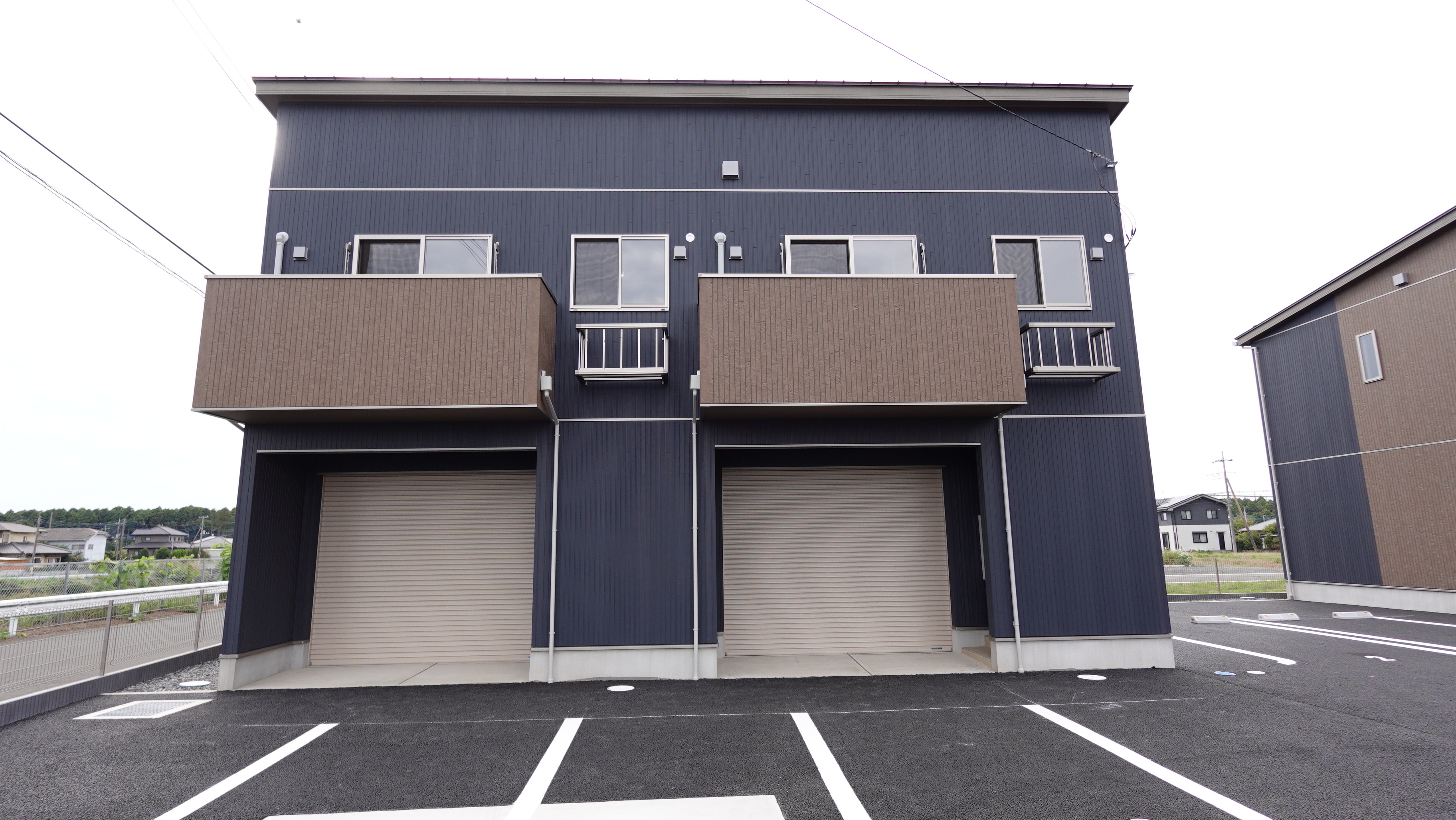 茨城県水戸市のガレージハウス「平須スクエア」の外観③ loading=