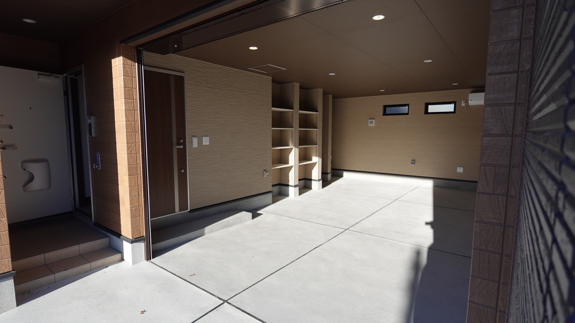 間口3.3mのガレージスペース loading=