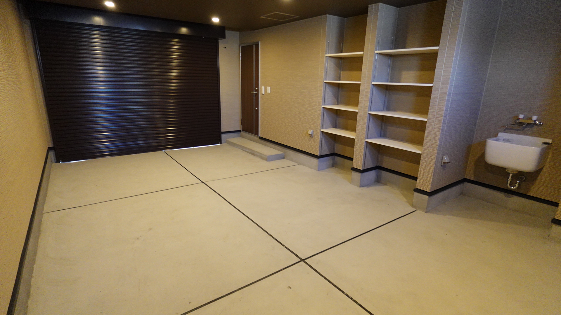 シャッターを降ろせば自分だけの空間が生まれるガレージスペース loading=