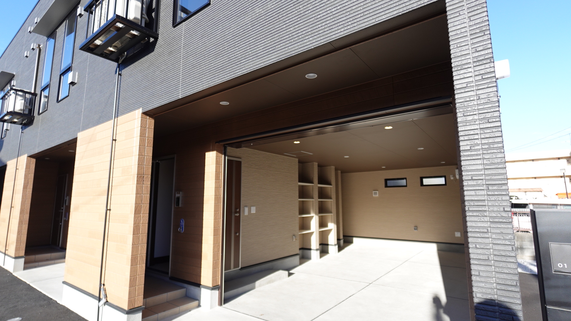 シャッターを開ければ開放的な空間が生まれるガレージスペース loading=