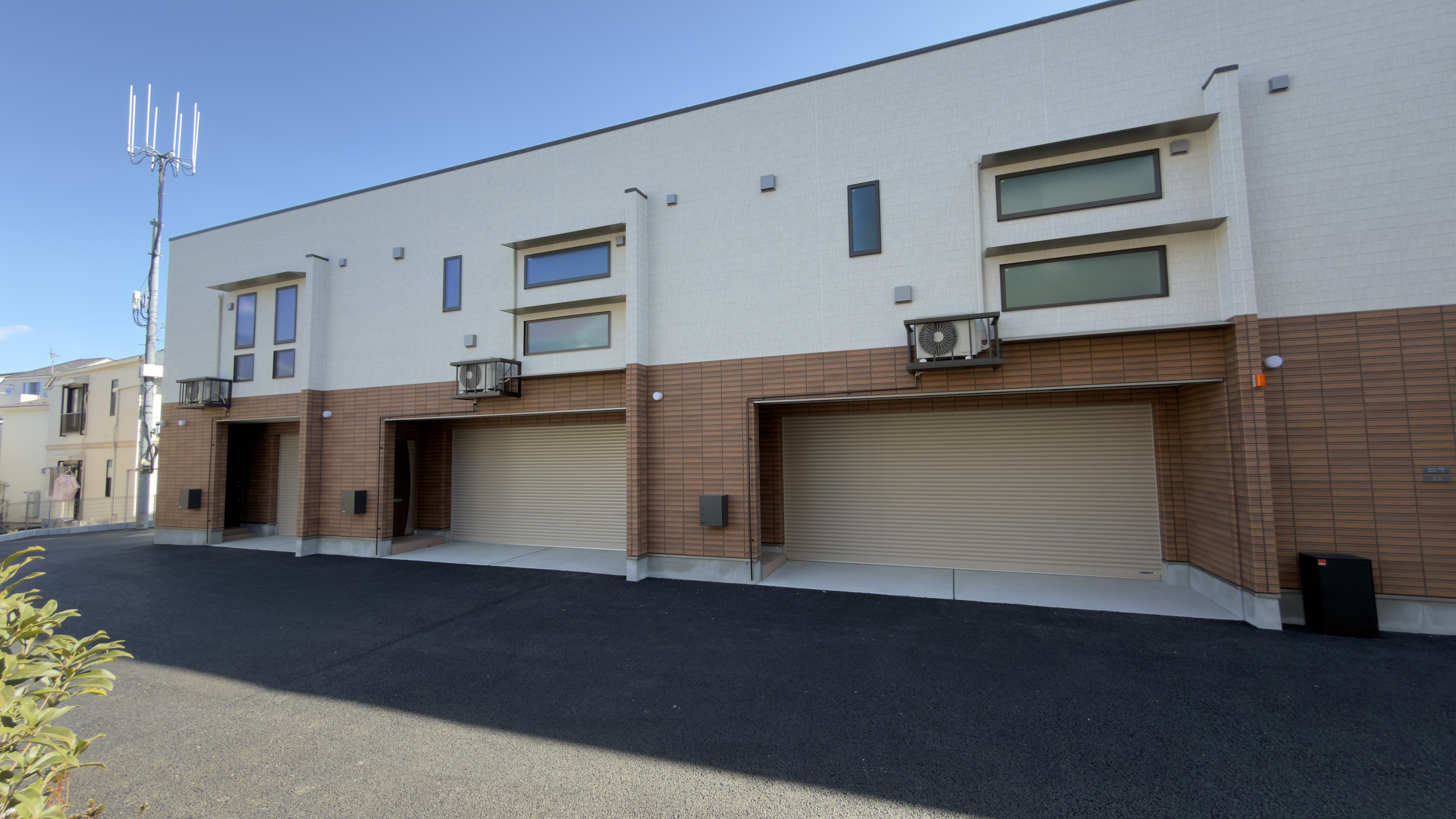 横浜市港北区のガレージハウス「シェブロン・ルージュ」の外観②
 loading=