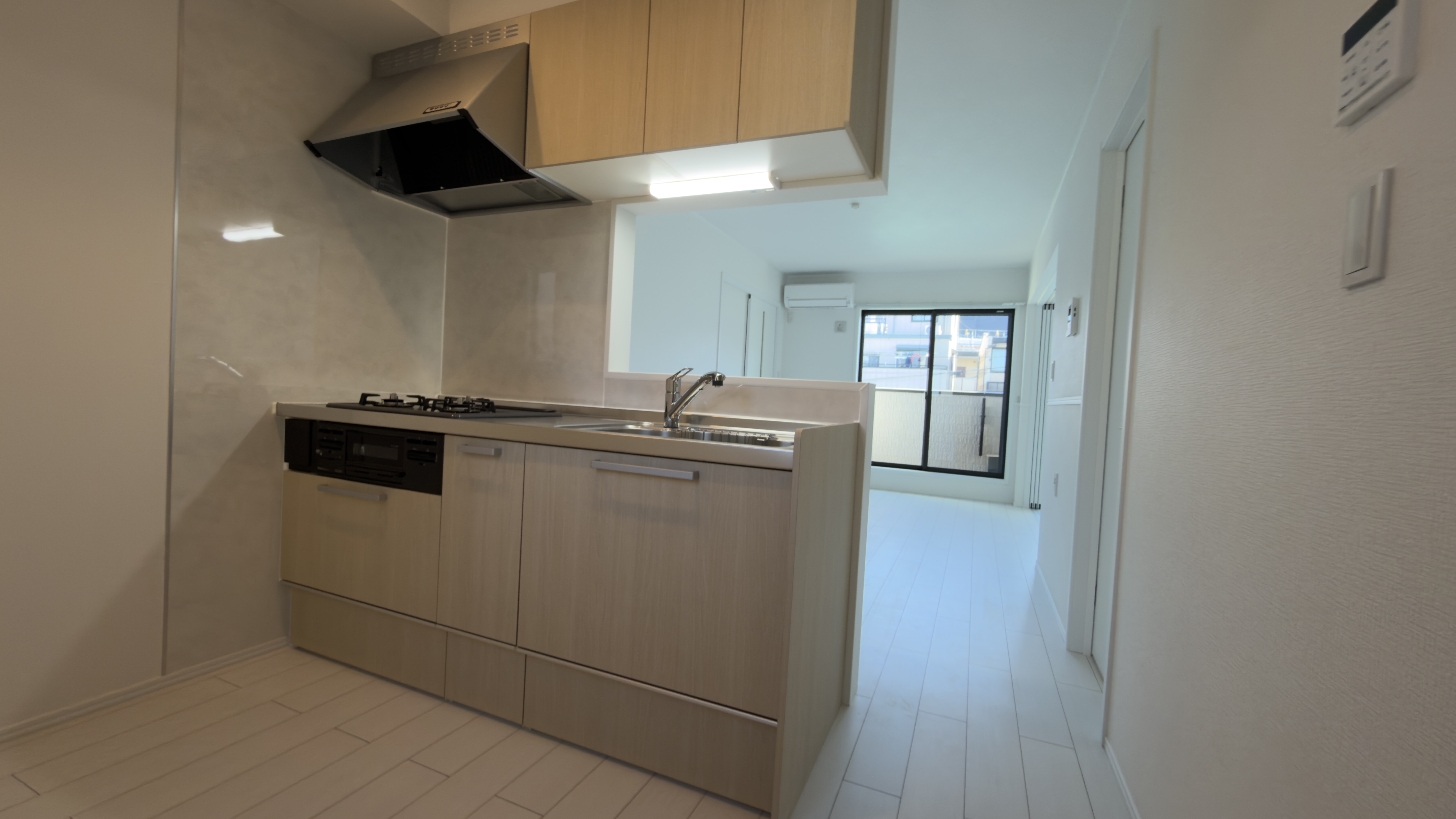 三ツ口コンロ付きの対面式システムキッチン
 loading=