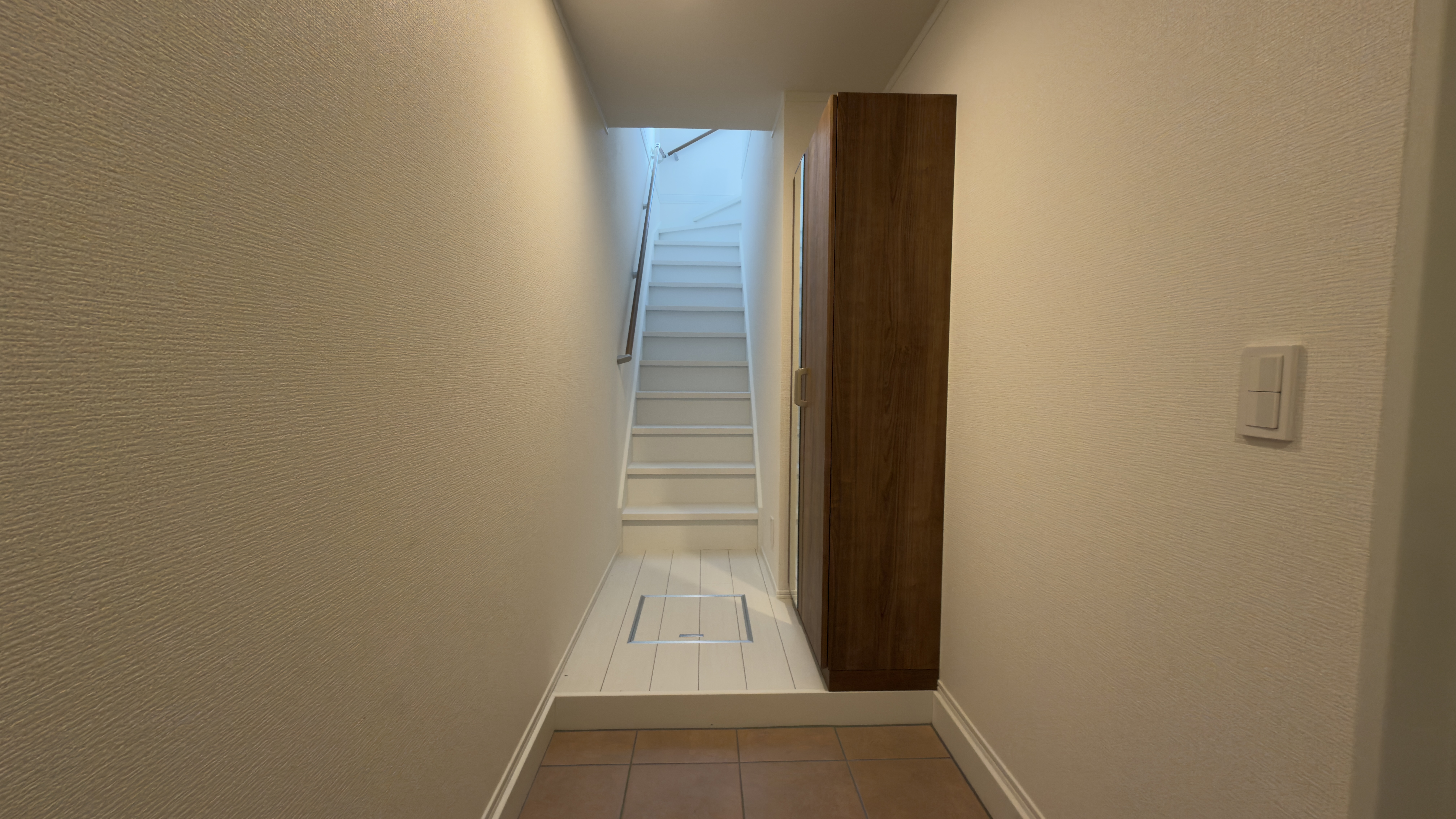 大型のシューズボックスを備えた玄関スペース
 loading=