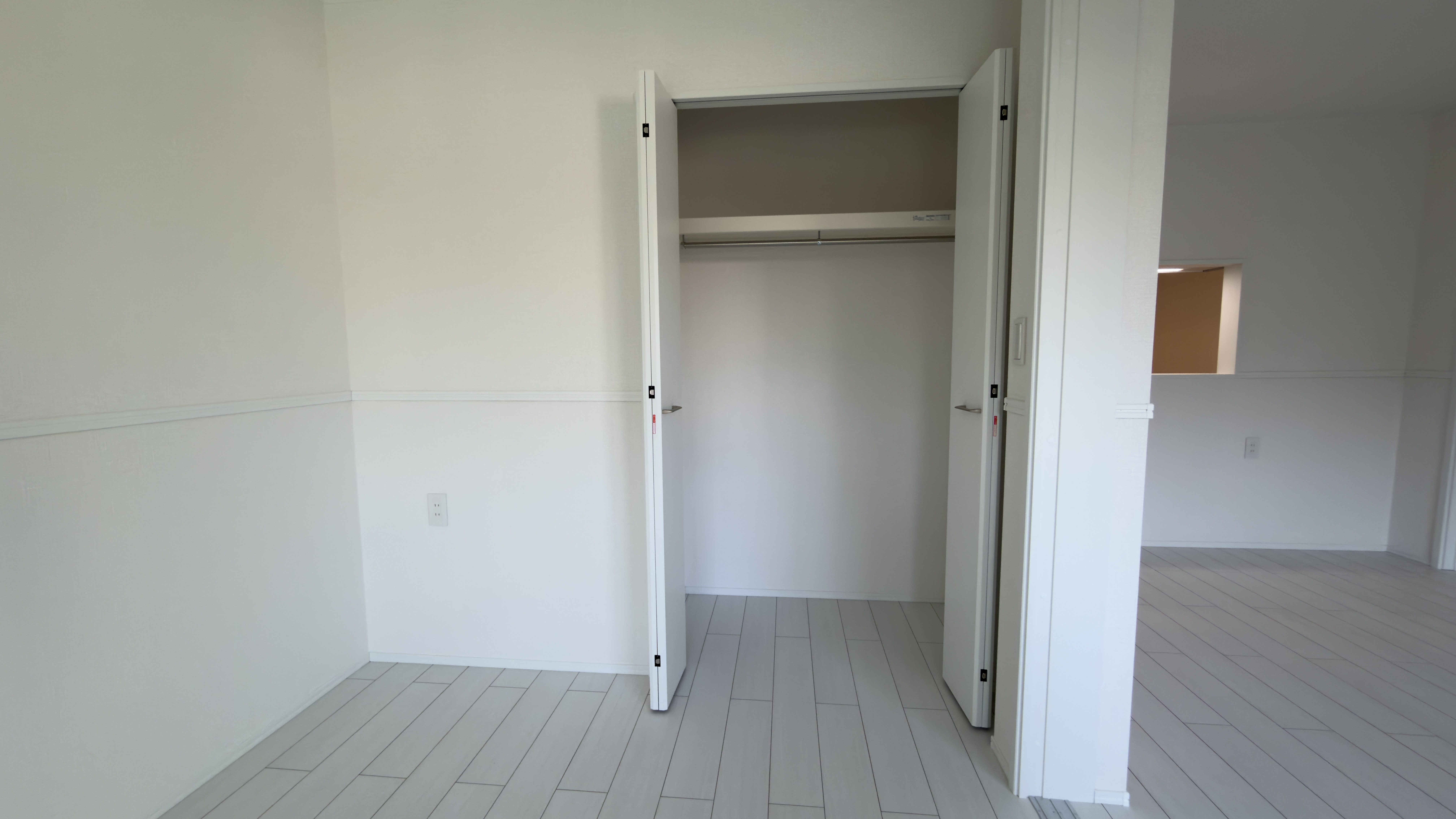 収納棚とハンガーパイプ付きのクローゼット
 loading=