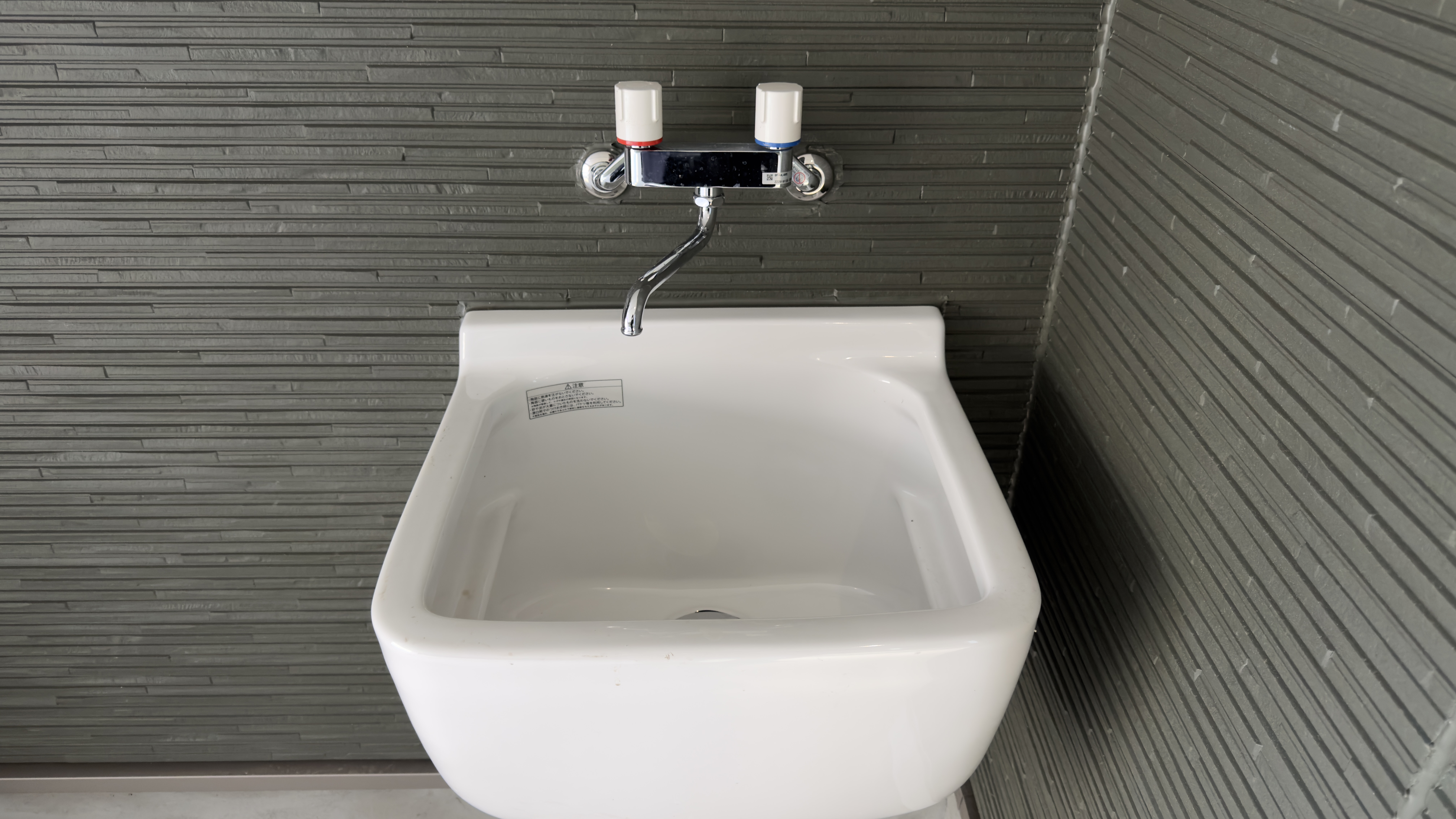 ガレージ内の混合栓付きのマルチシンク
 loading=