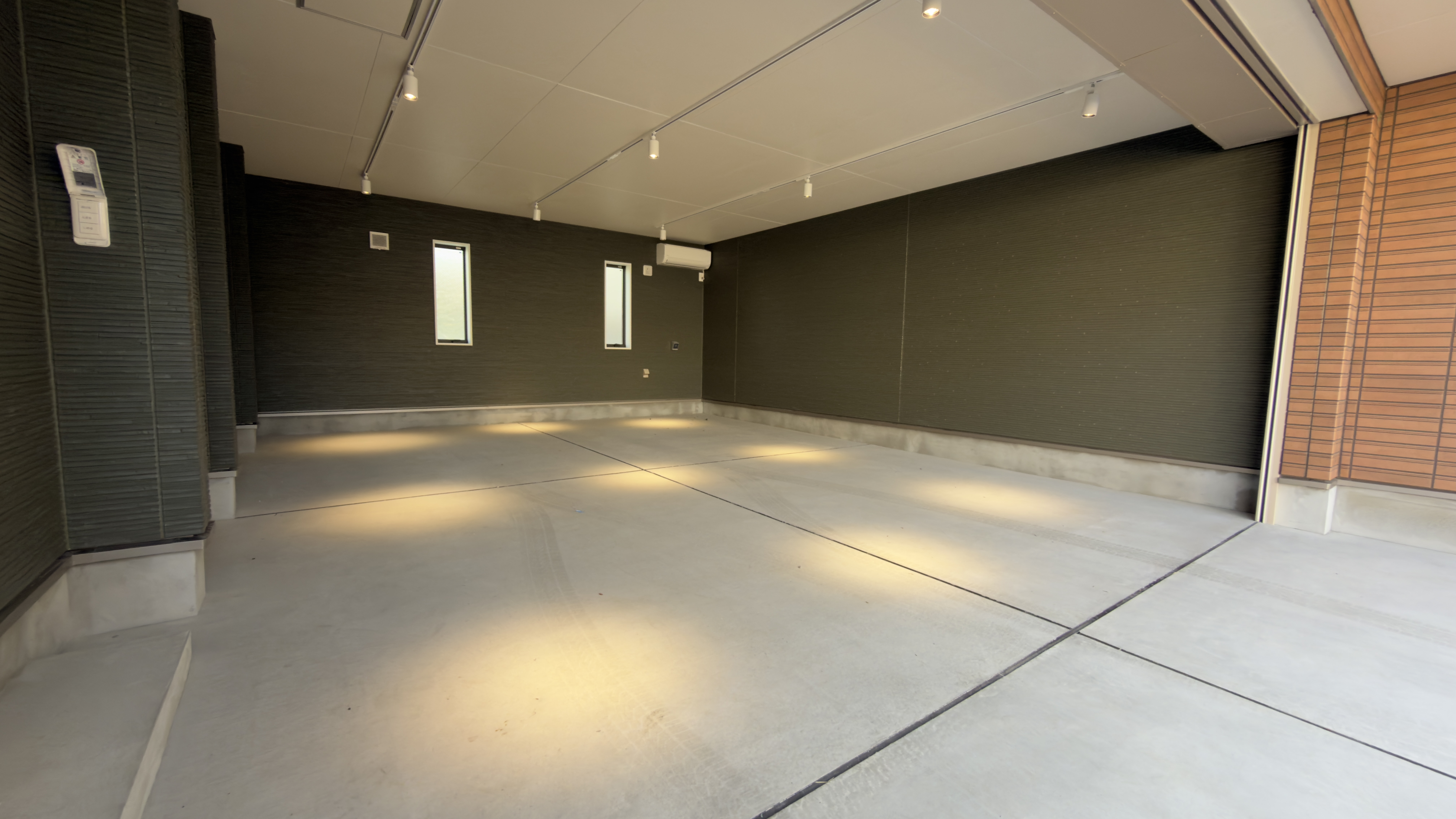 ガレージの間口は約5ｍなので、２台の並列駐車が可能（102・103号室）
 loading=