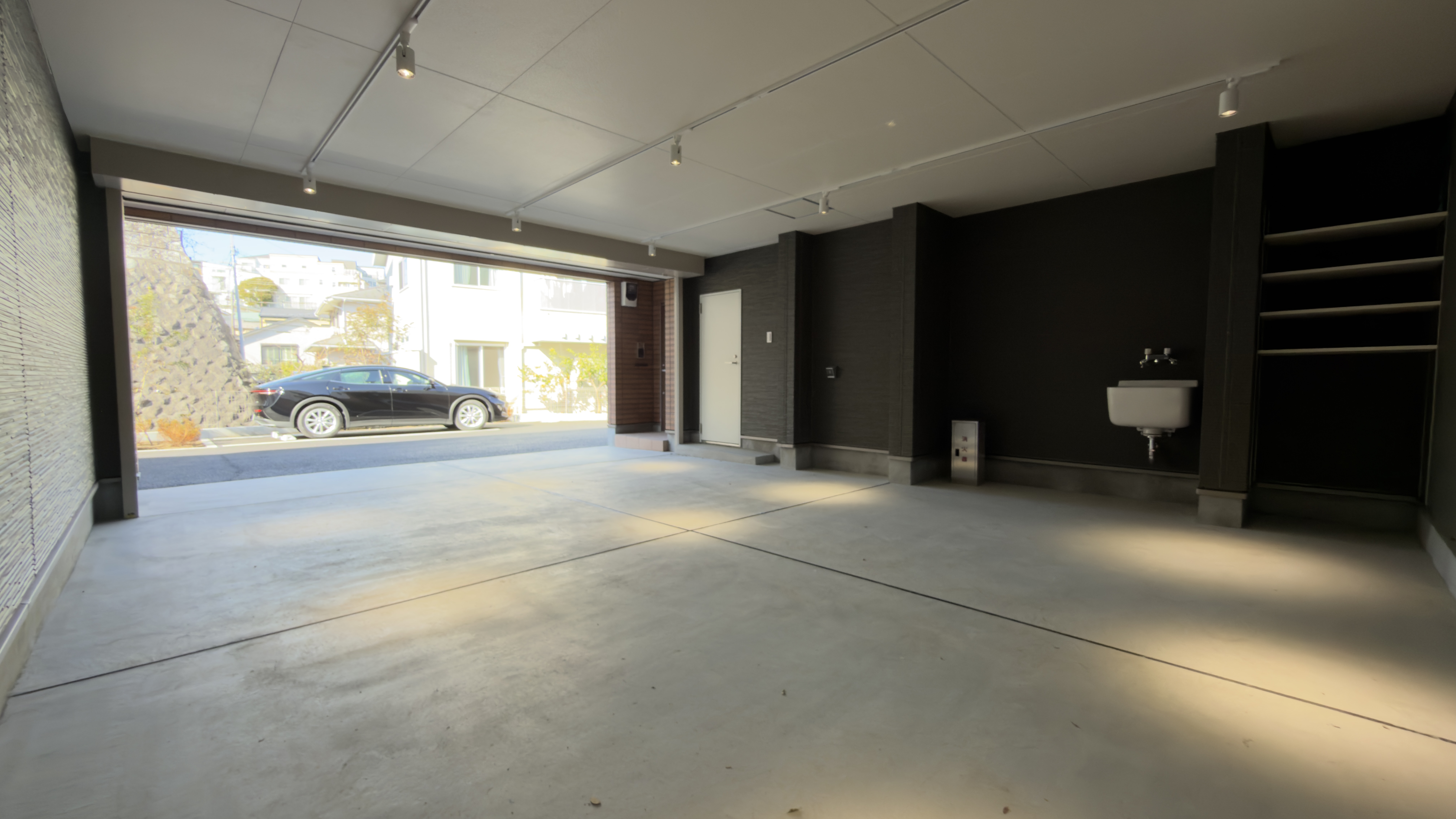 ガレージの奥行は約6.3ｍとゆとりの空間
 loading=