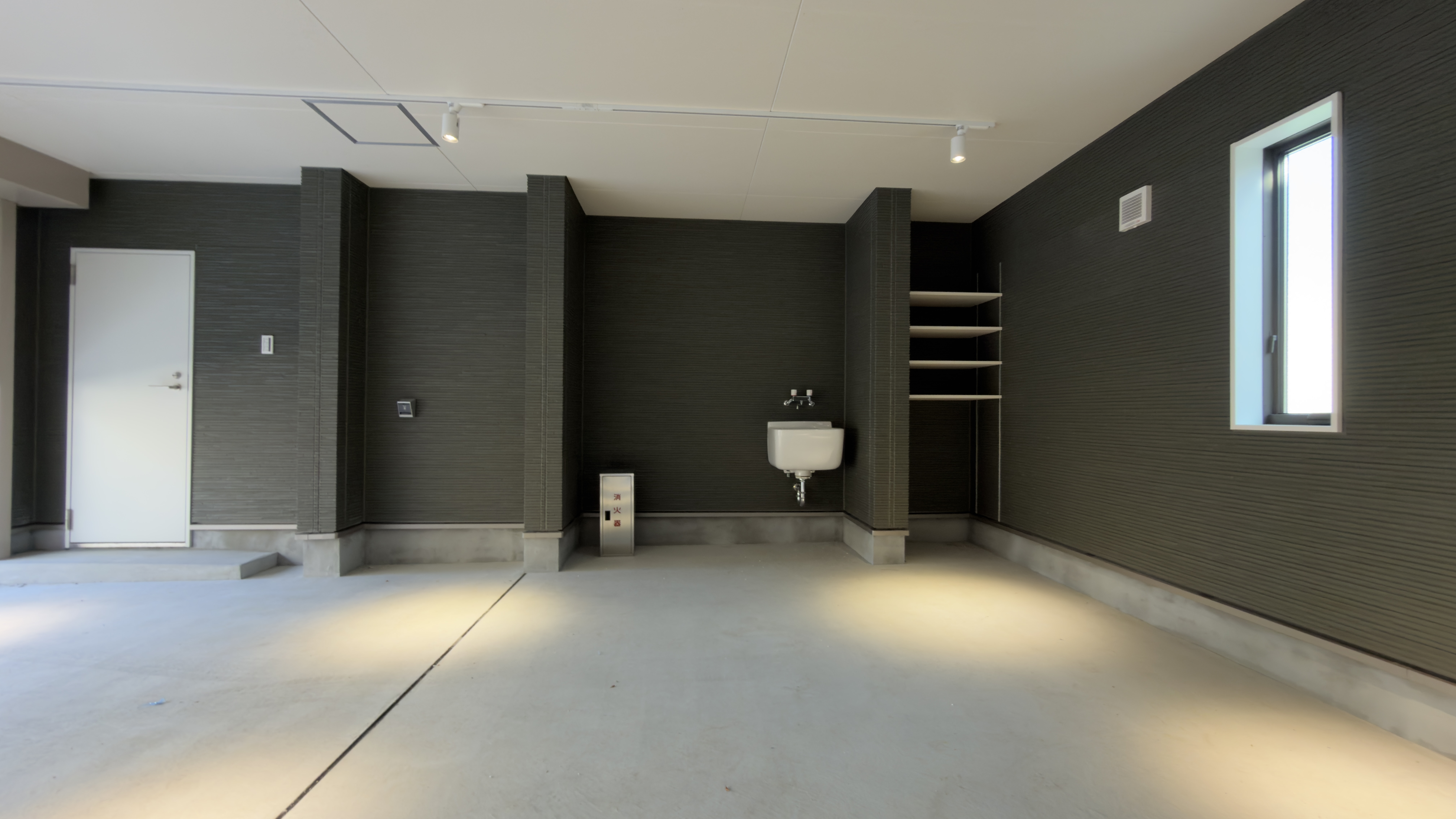 ガレージ内には収納棚をはじめ、豊富な収納スペースを確保
 loading=