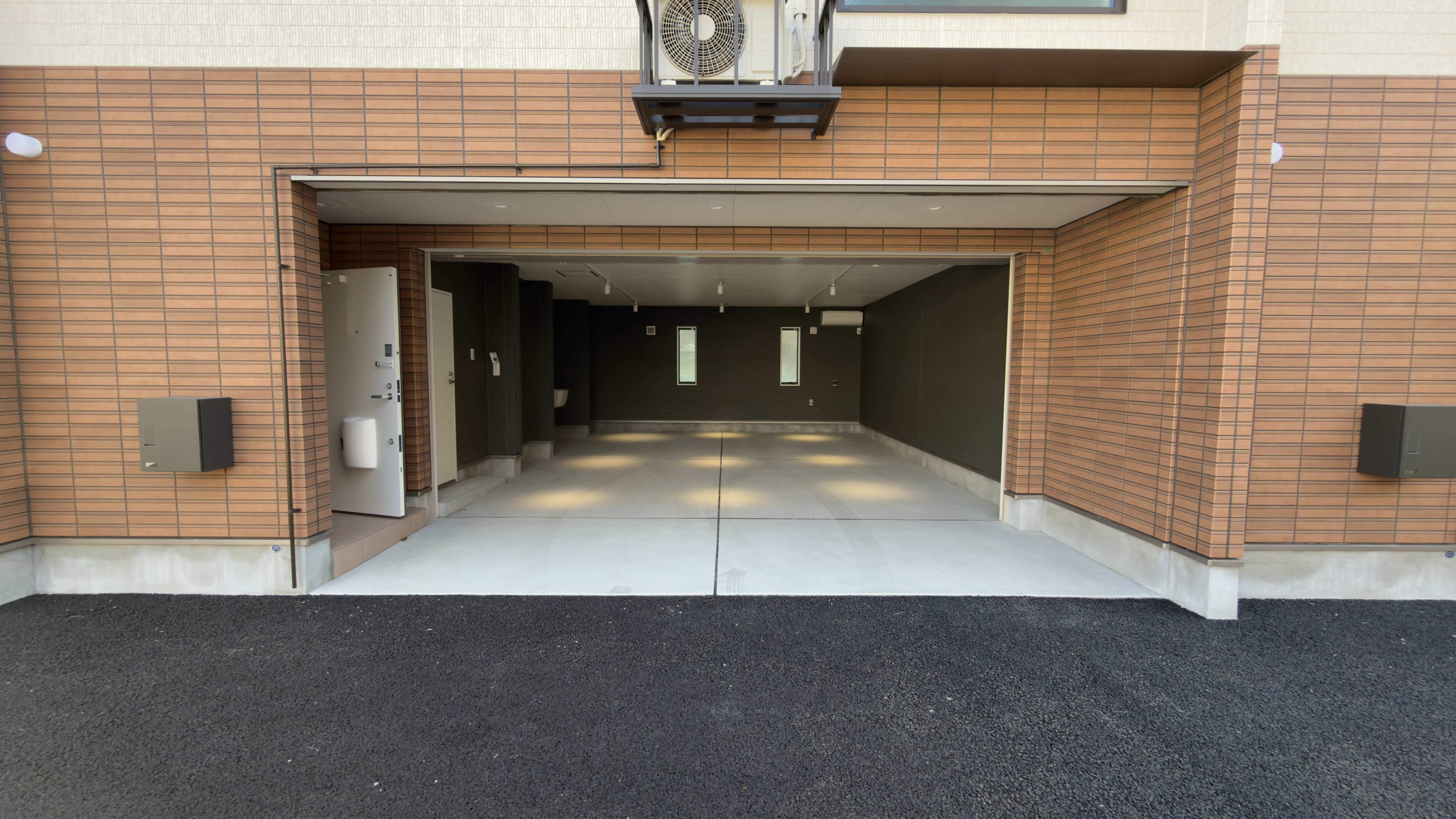 貴重な並列駐車可能なガレージハウス（102・103号室）
 loading=