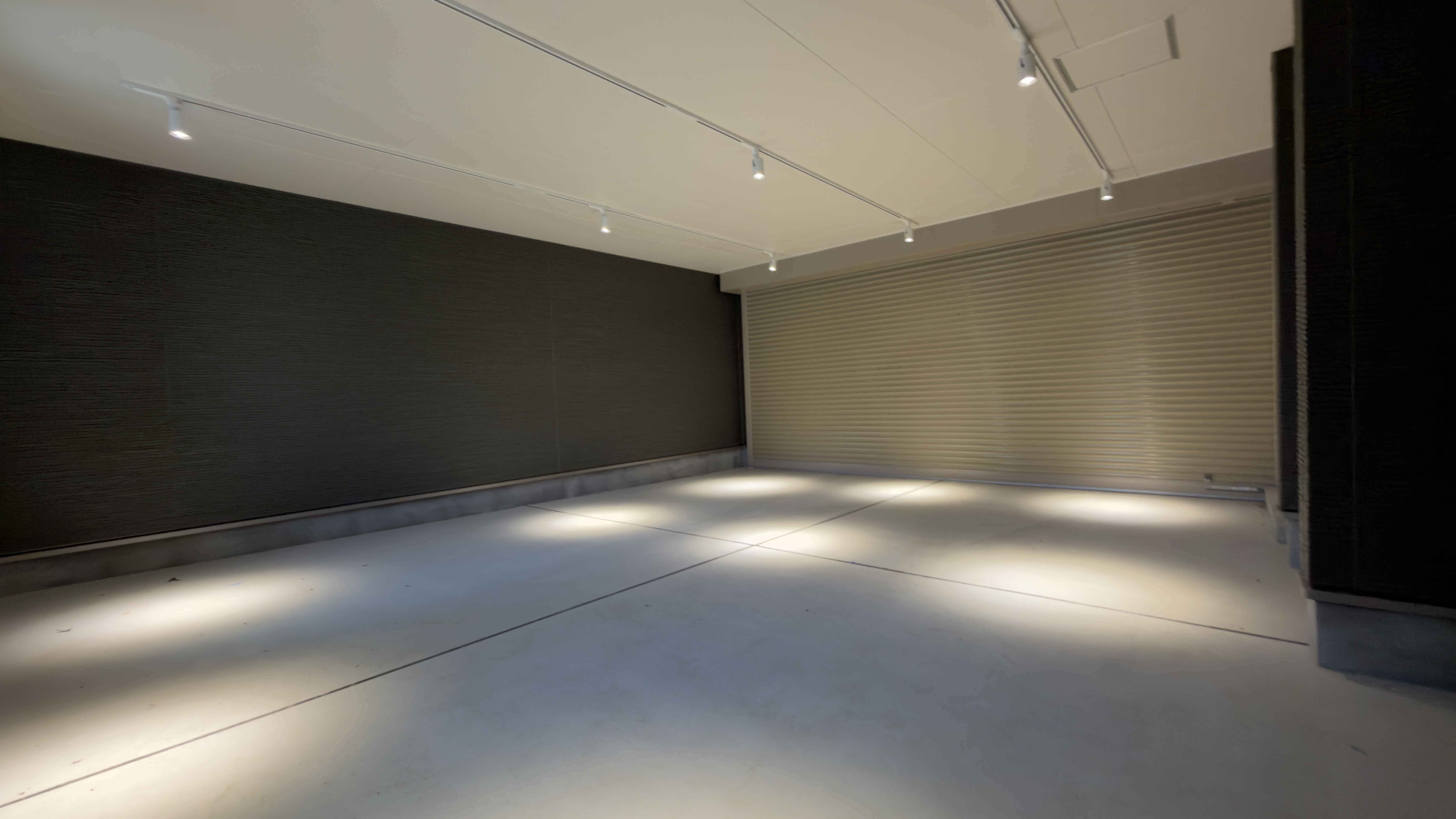 ガレージ内のスポット照明。愛車がカッコよく照らされます
 loading=