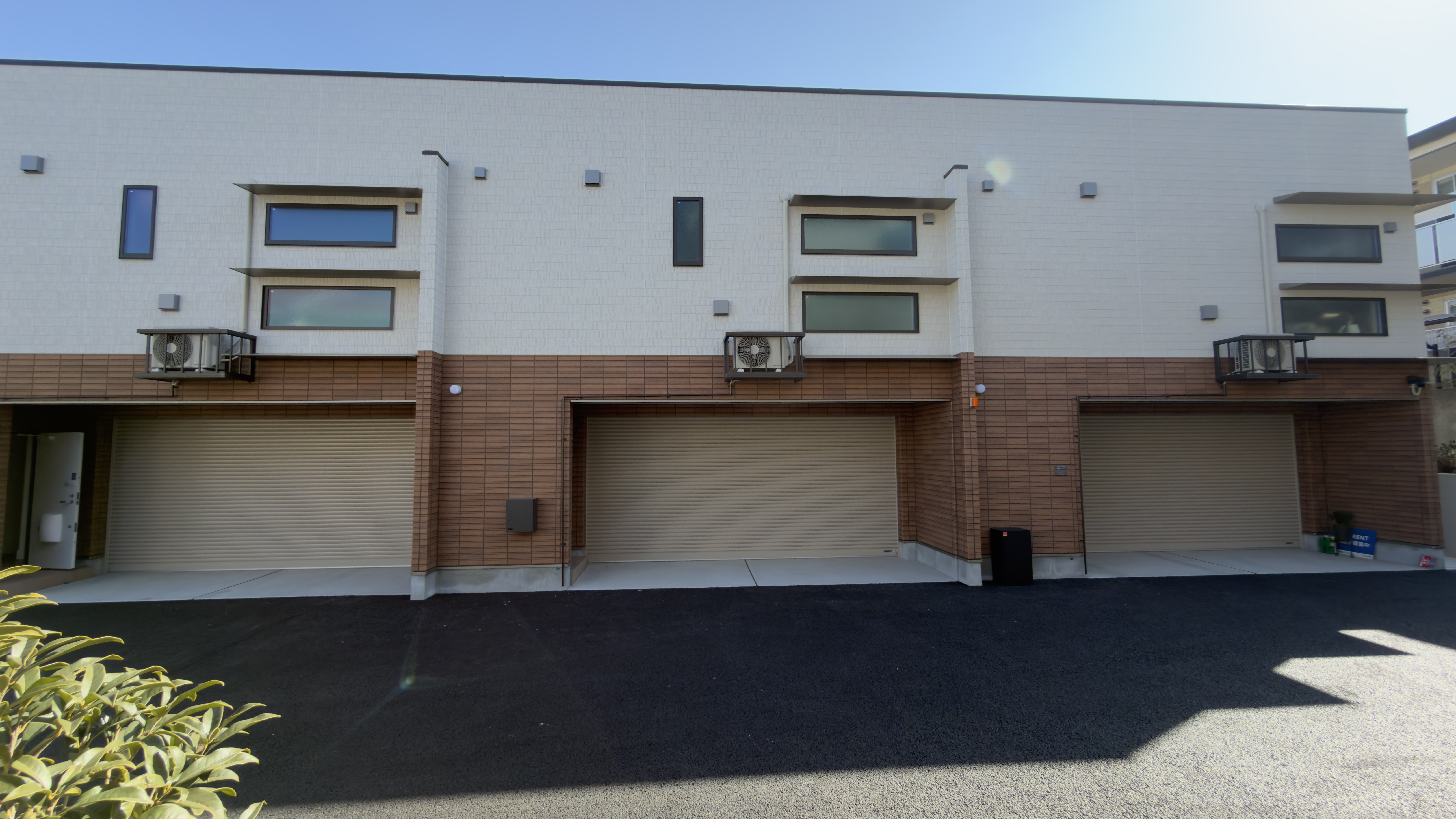 横浜市港北区のガレージハウス「シェブロン・ルージュ」の外観④
 loading=