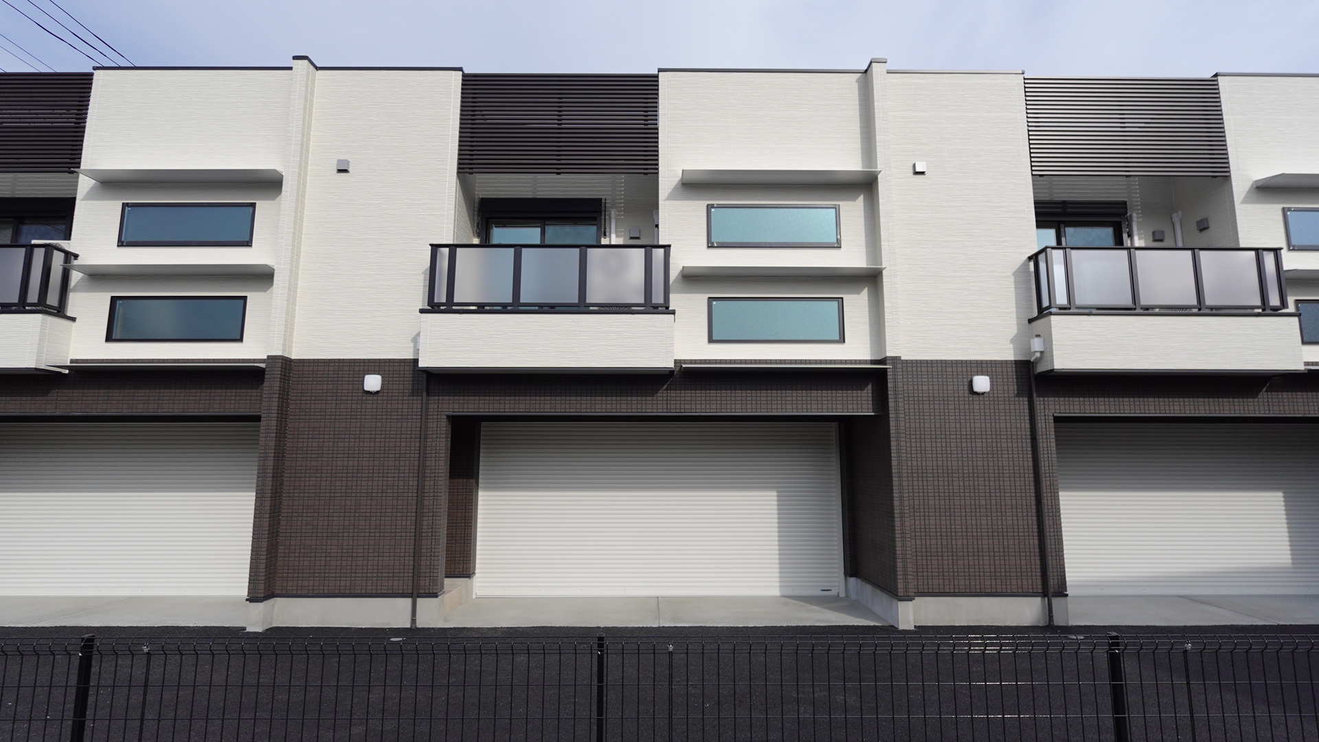 並列駐車可能なガレージハウス「Moto Garage（モトガレージ）」の外観② loading=