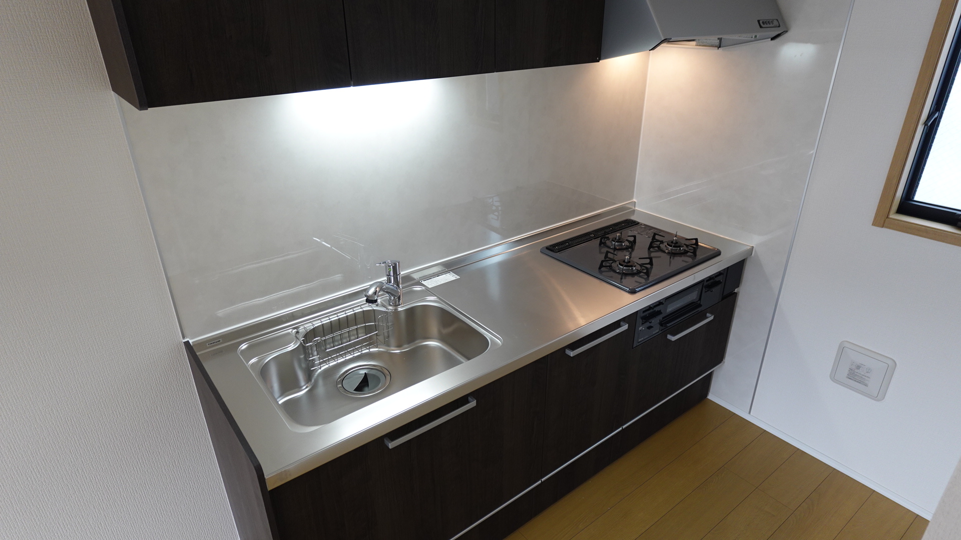 三ツ口コンロ付きのシステムキッチン loading=