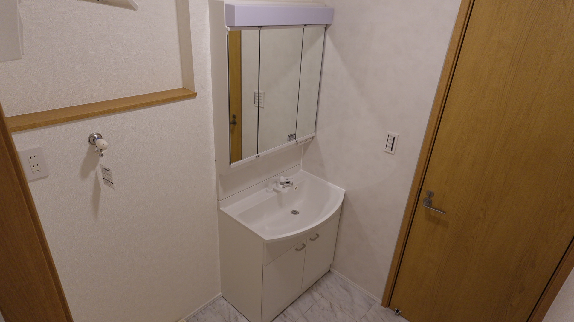 収納豊富な三面鏡の洗面化粧台 loading=