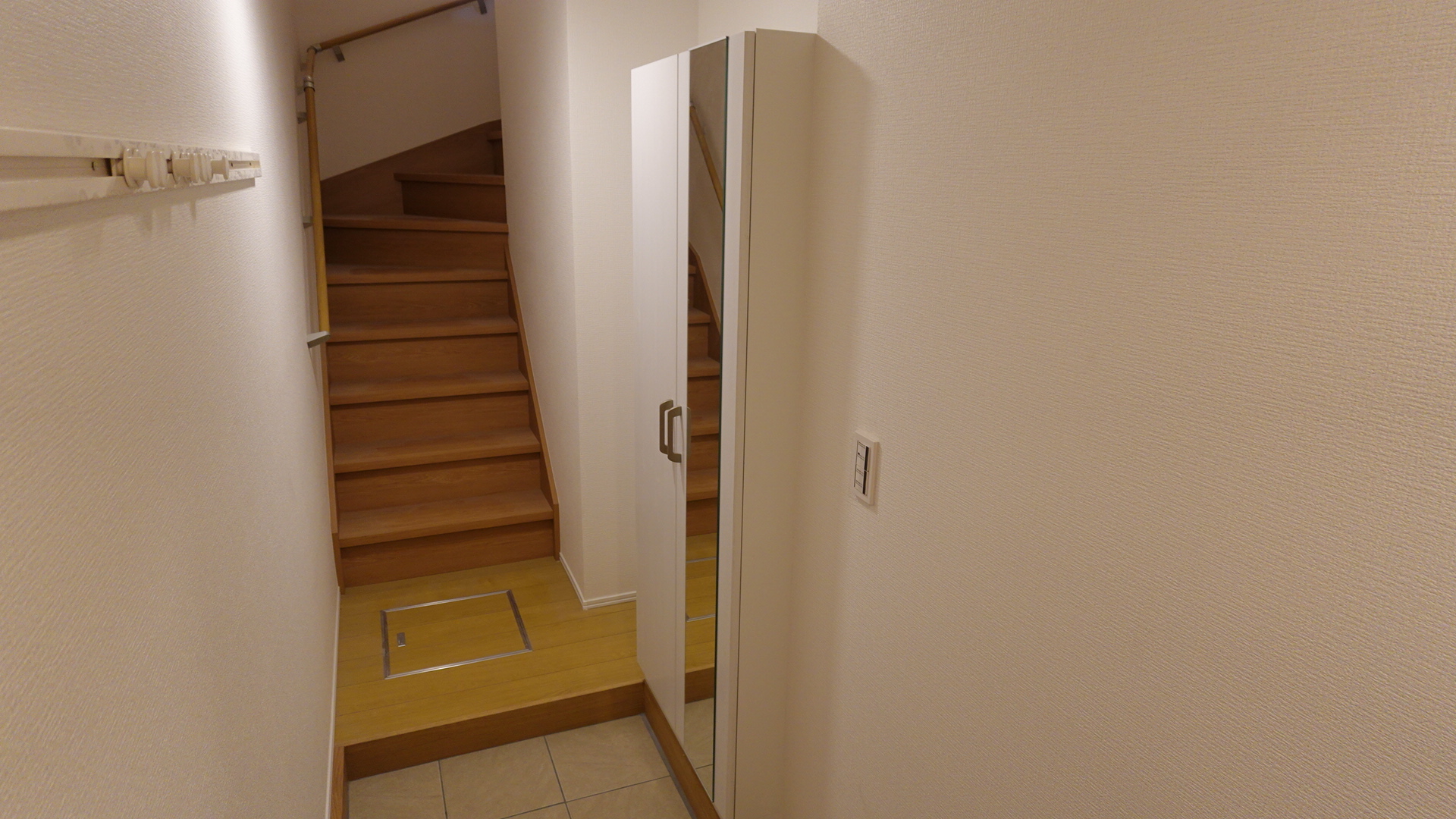 大型のシューズボックスを備える玄関 loading=