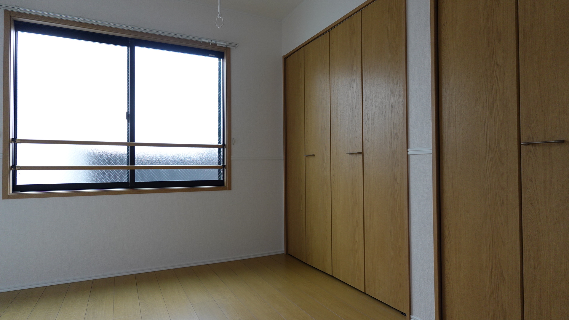 東側の洋室は一間幅のクロゼットが2カ所ある5.4帖 loading=