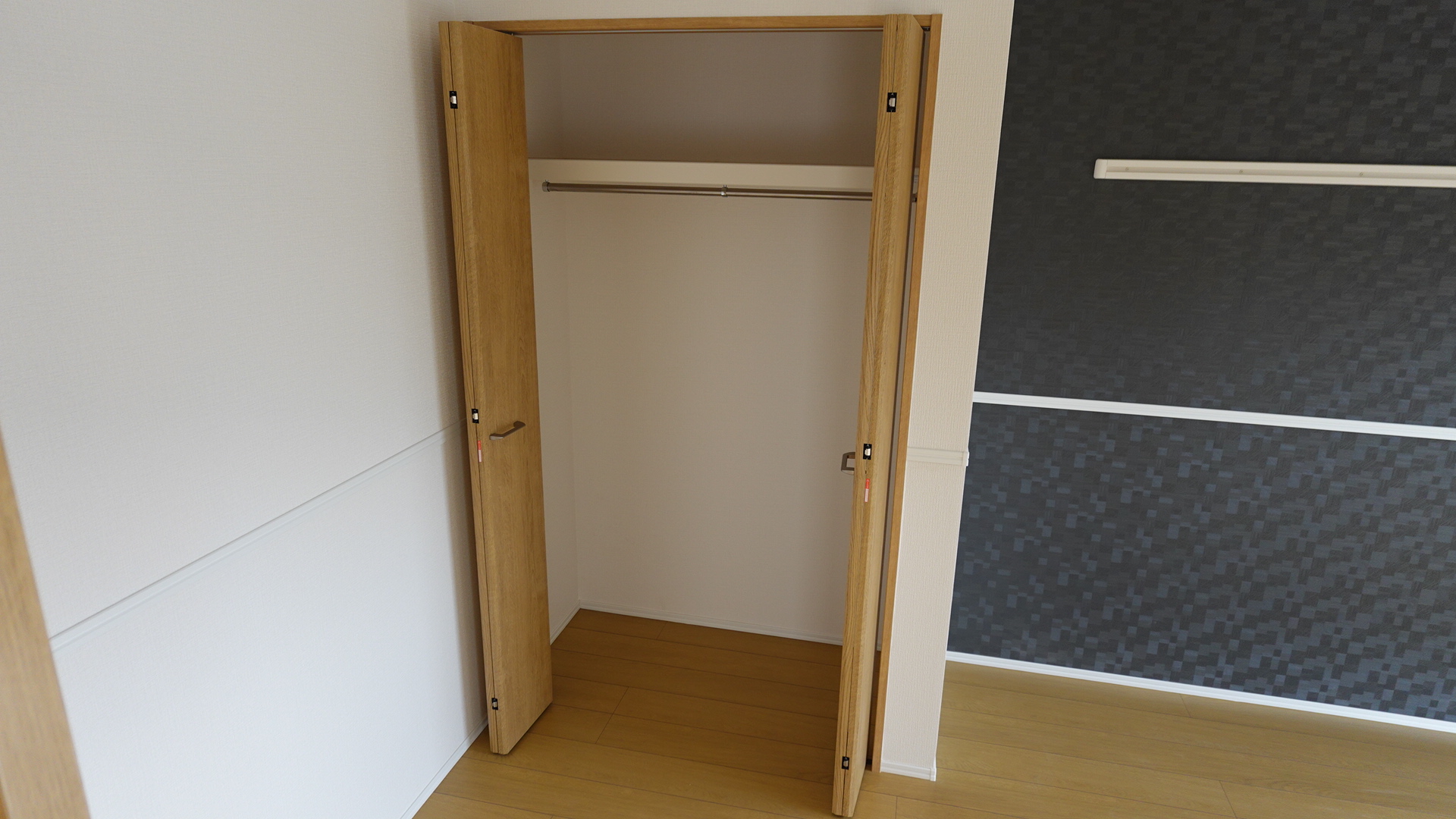 クローゼット内には収納棚とハンガーパイプ付き loading=