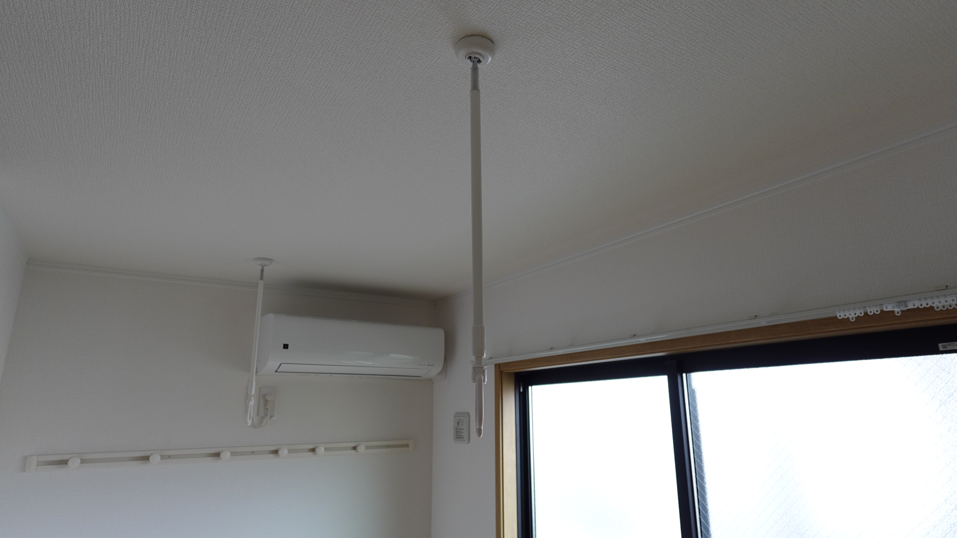 花粉の季節にも大活躍する室内物干し loading=