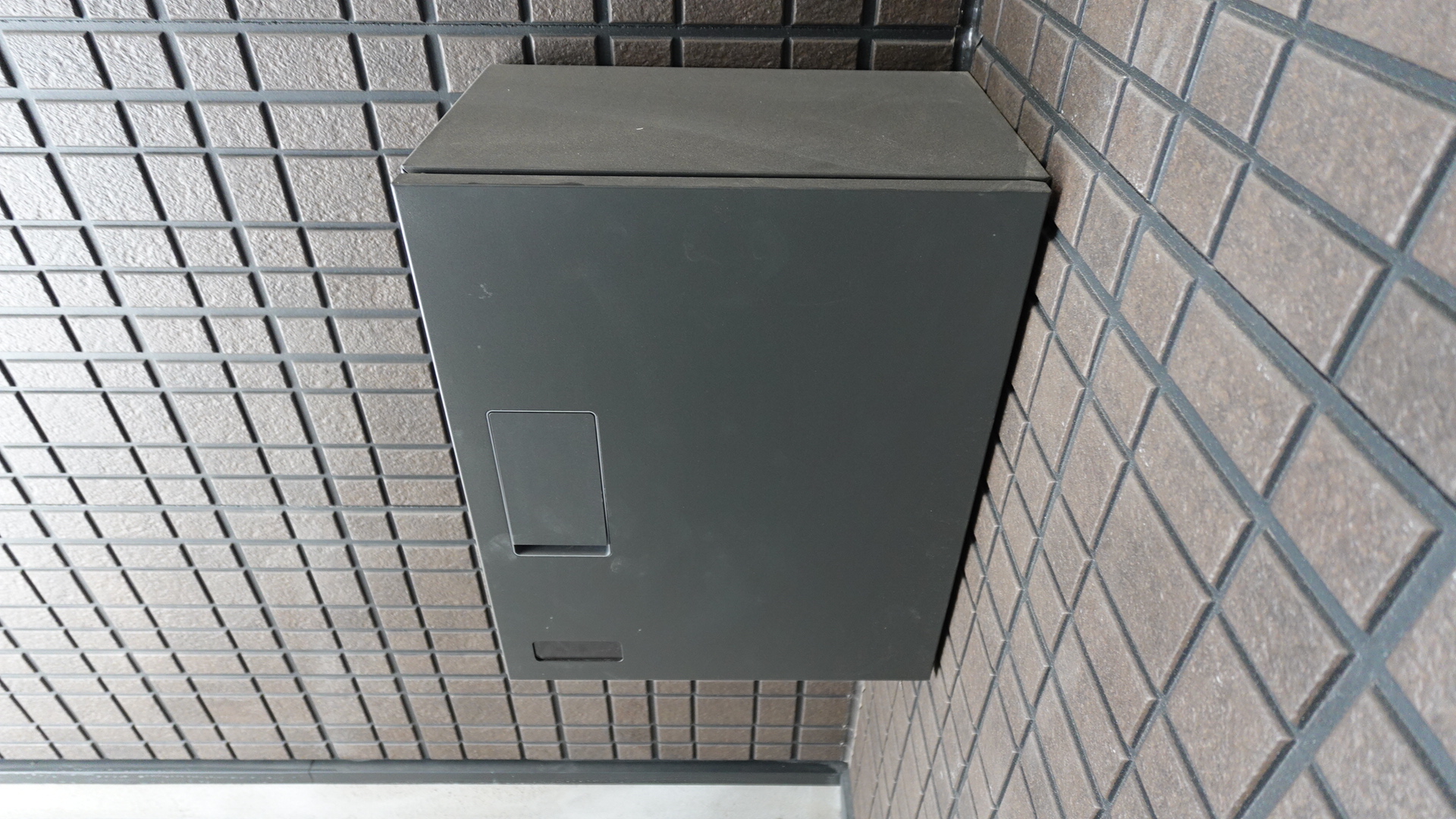 ネット社会の必需品である宅配ボックスは各戸に標準装備 loading=