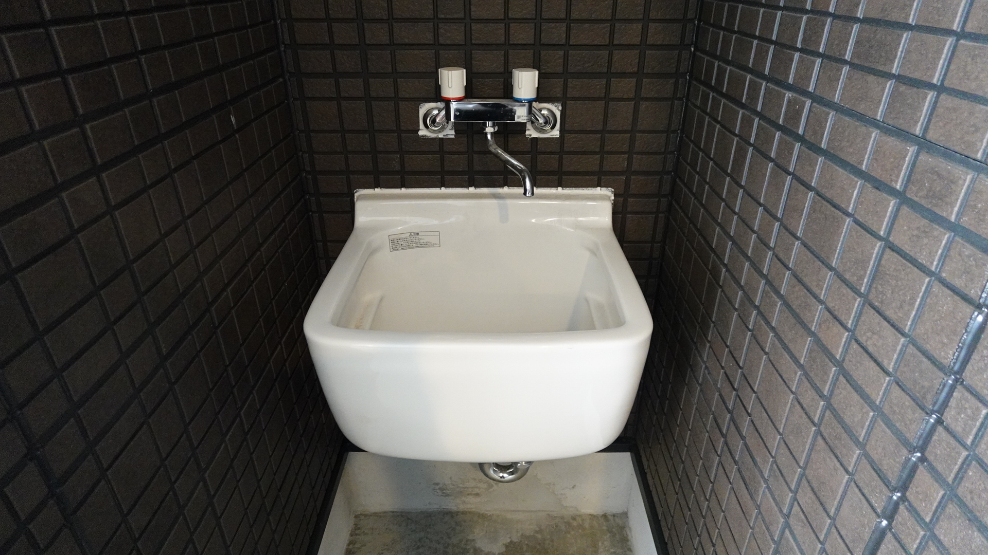 ガレージスペースにあるマルチシンク（多目的流し） loading=