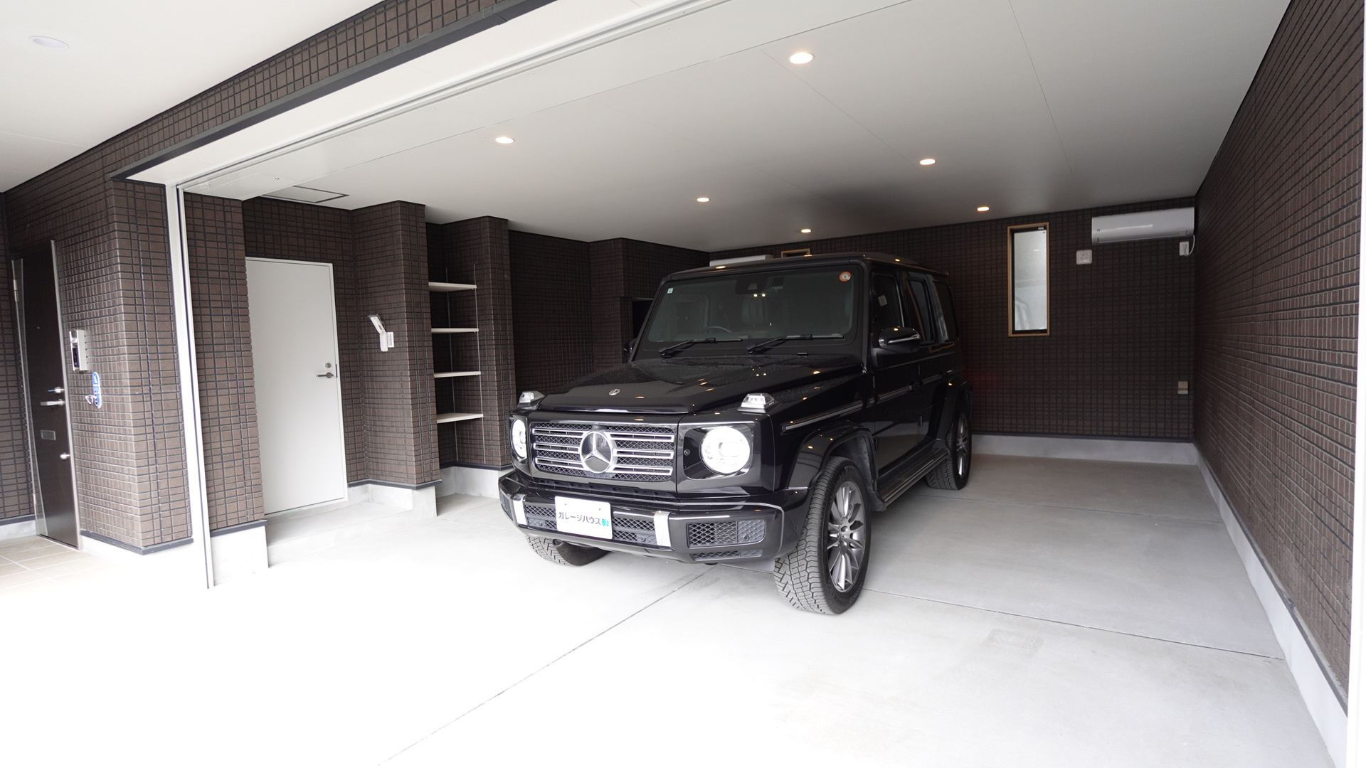 ガレージ内には2台並列駐車可能 loading=
