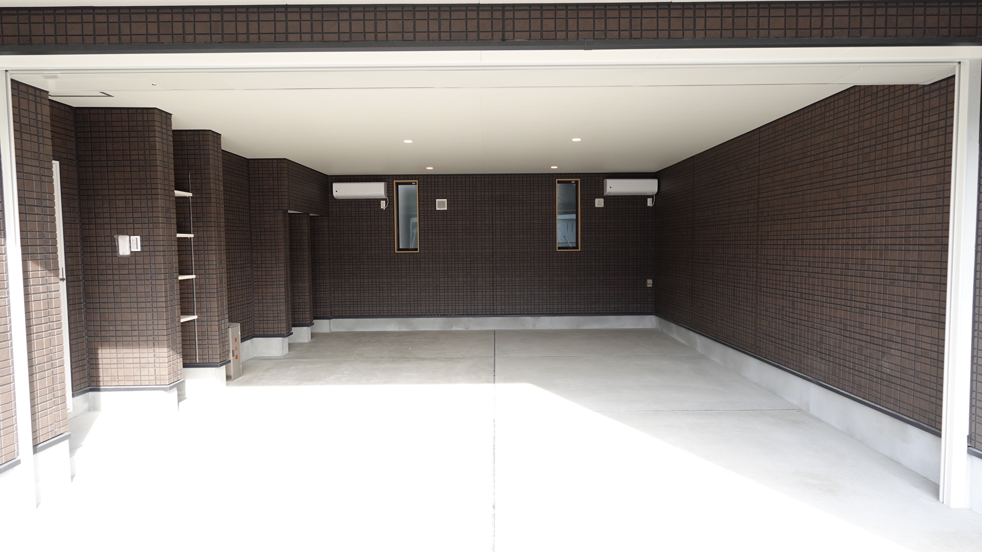 電動ガレージの幅は約5m loading=