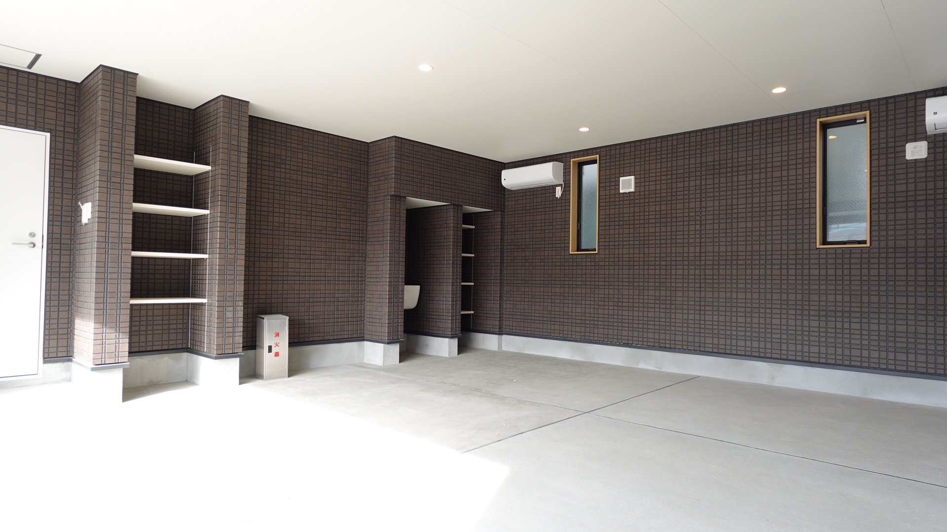 ガレージスペースには豊富な収納棚 loading=