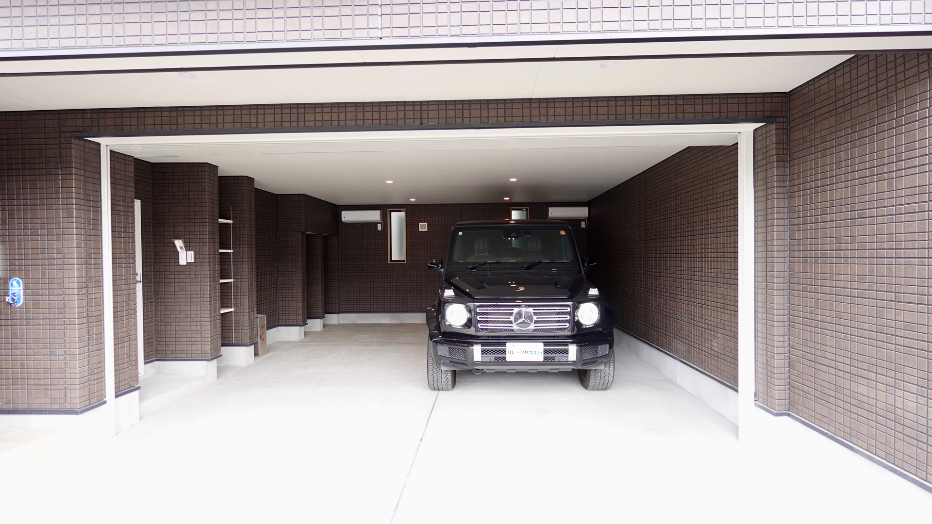 ガレージ内にベンツのゲレンデを停めた様子① loading=