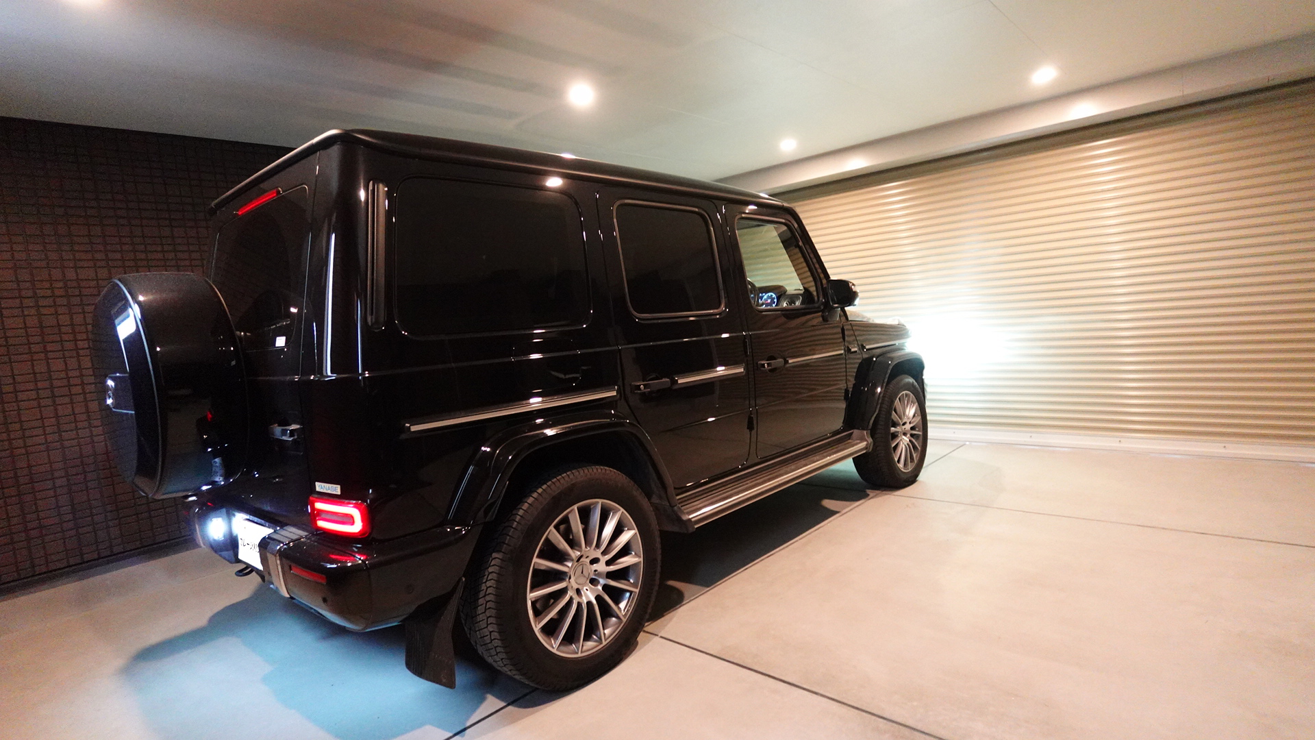 ガレージ内にベンツのゲレンデを停めた様子② loading=