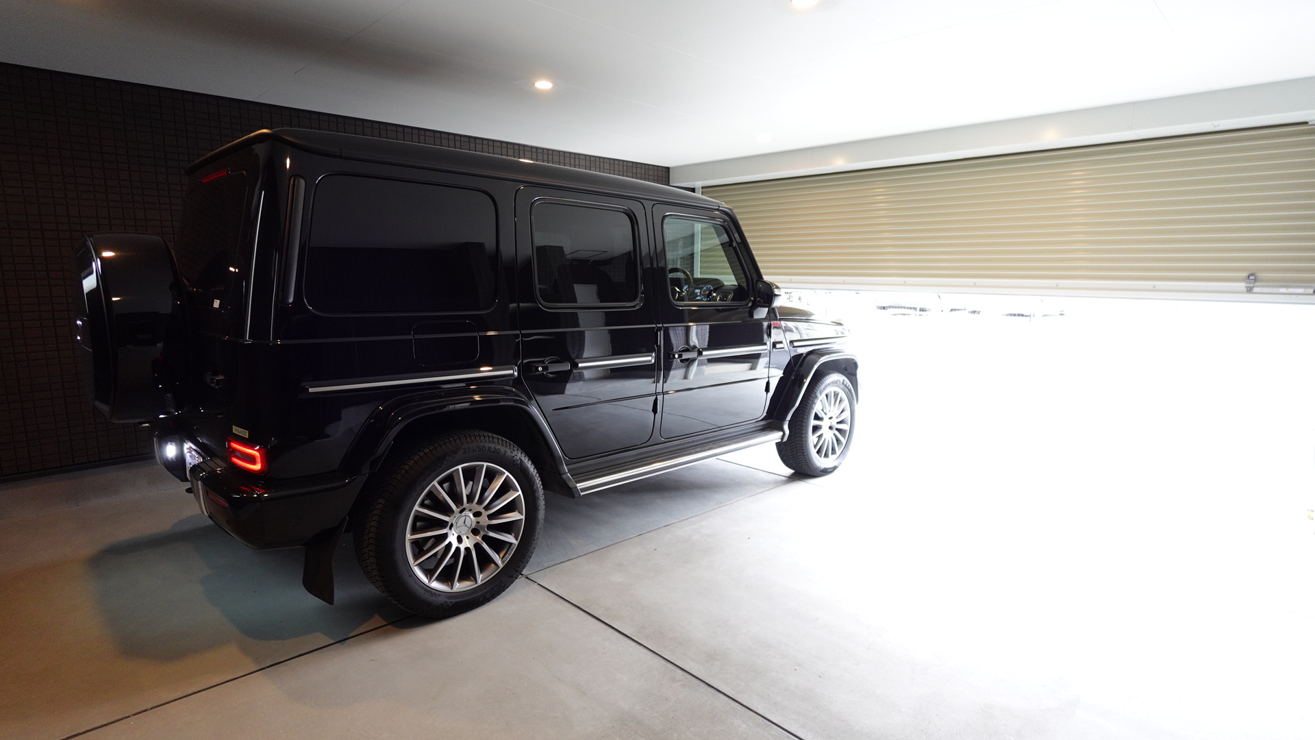 ガレージ内にベンツのゲレンデを停めた様子③ loading=