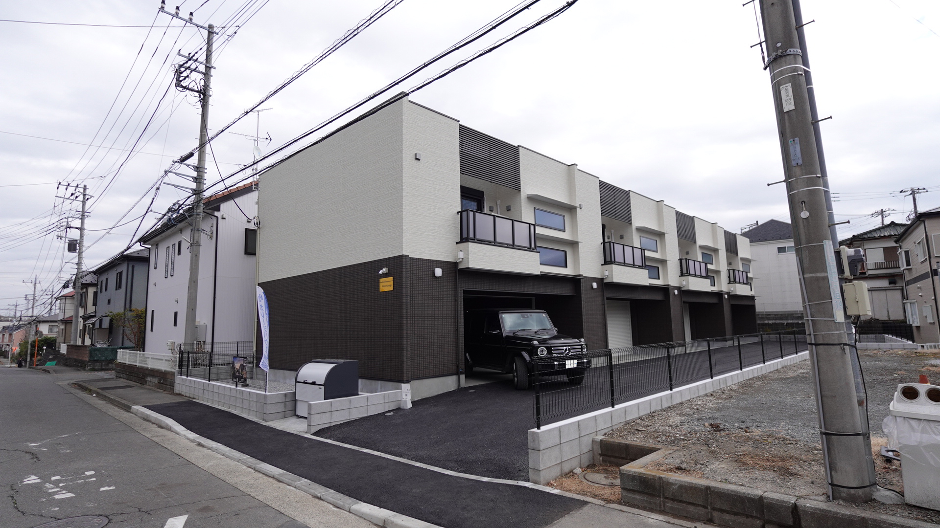 並列駐車可能なガレージハウス「Moto Garage（モトガレージ）」の外観③ loading=