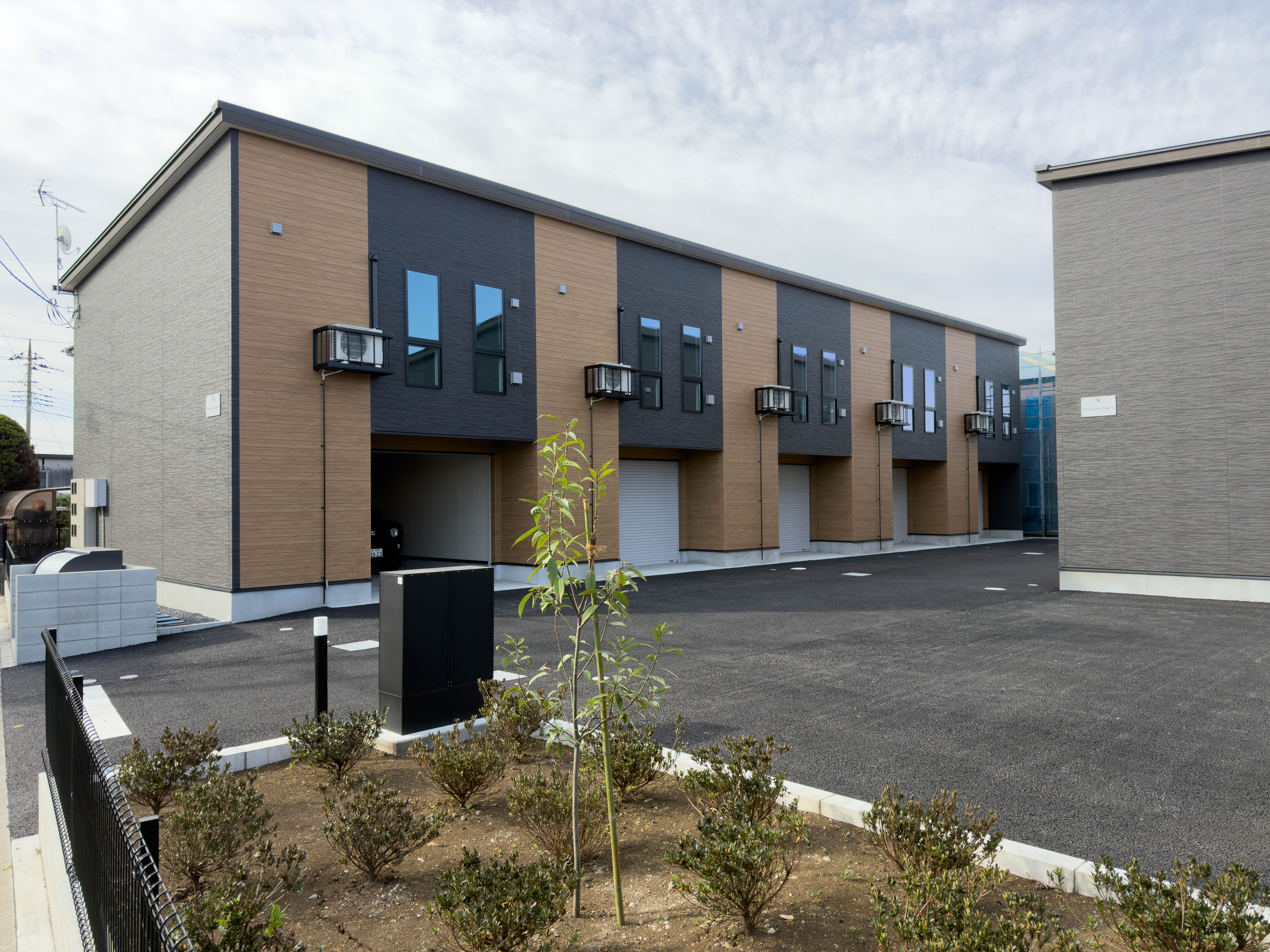 三郷市のガレージハウス「アンフラマンス エッジ」の外観②
 loading=