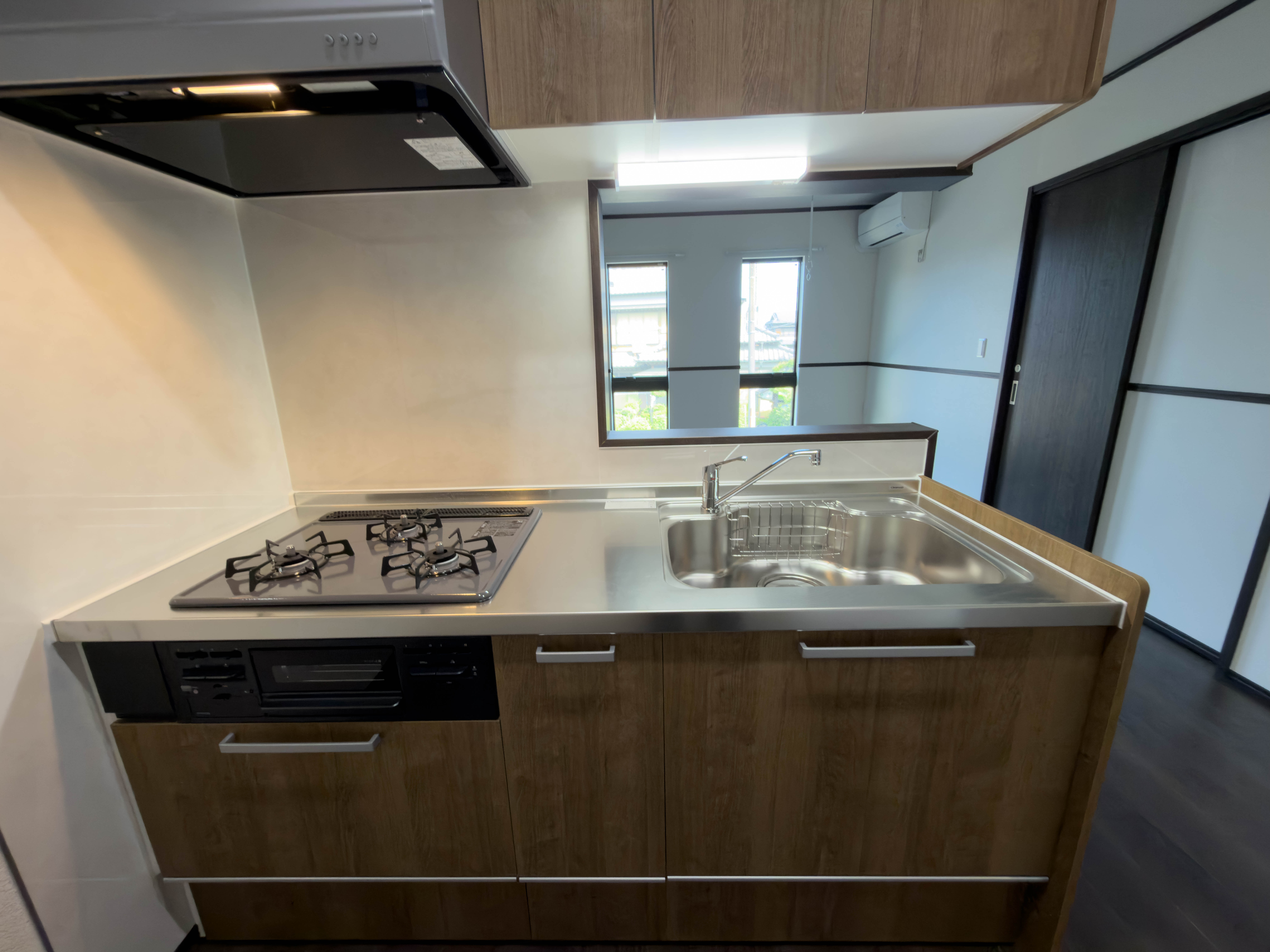 三ツ口コンロのあるステンレストップのキッチン
 loading=