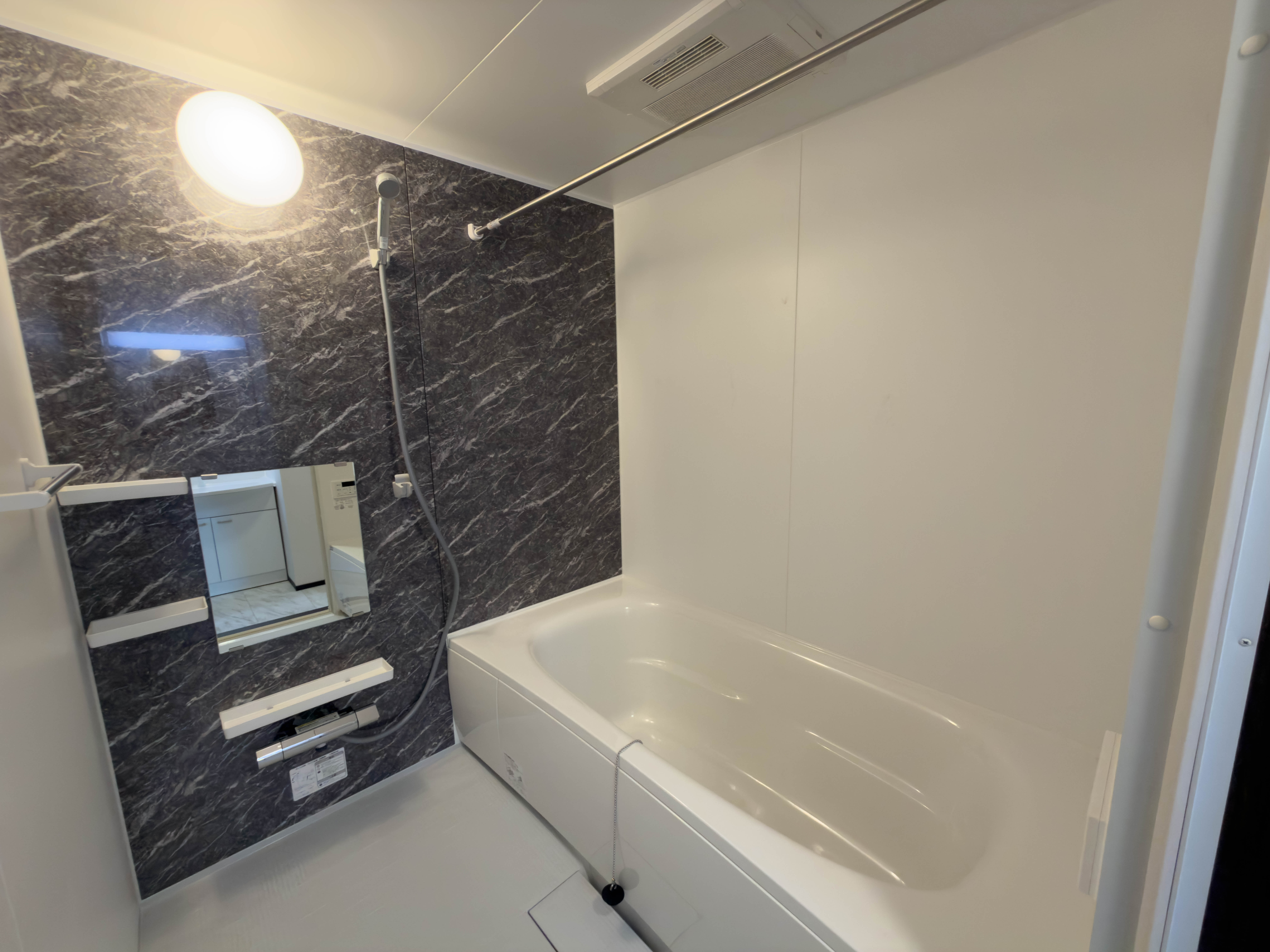 足を伸ばして入ることのできる大きな浴槽のある浴室
 loading=