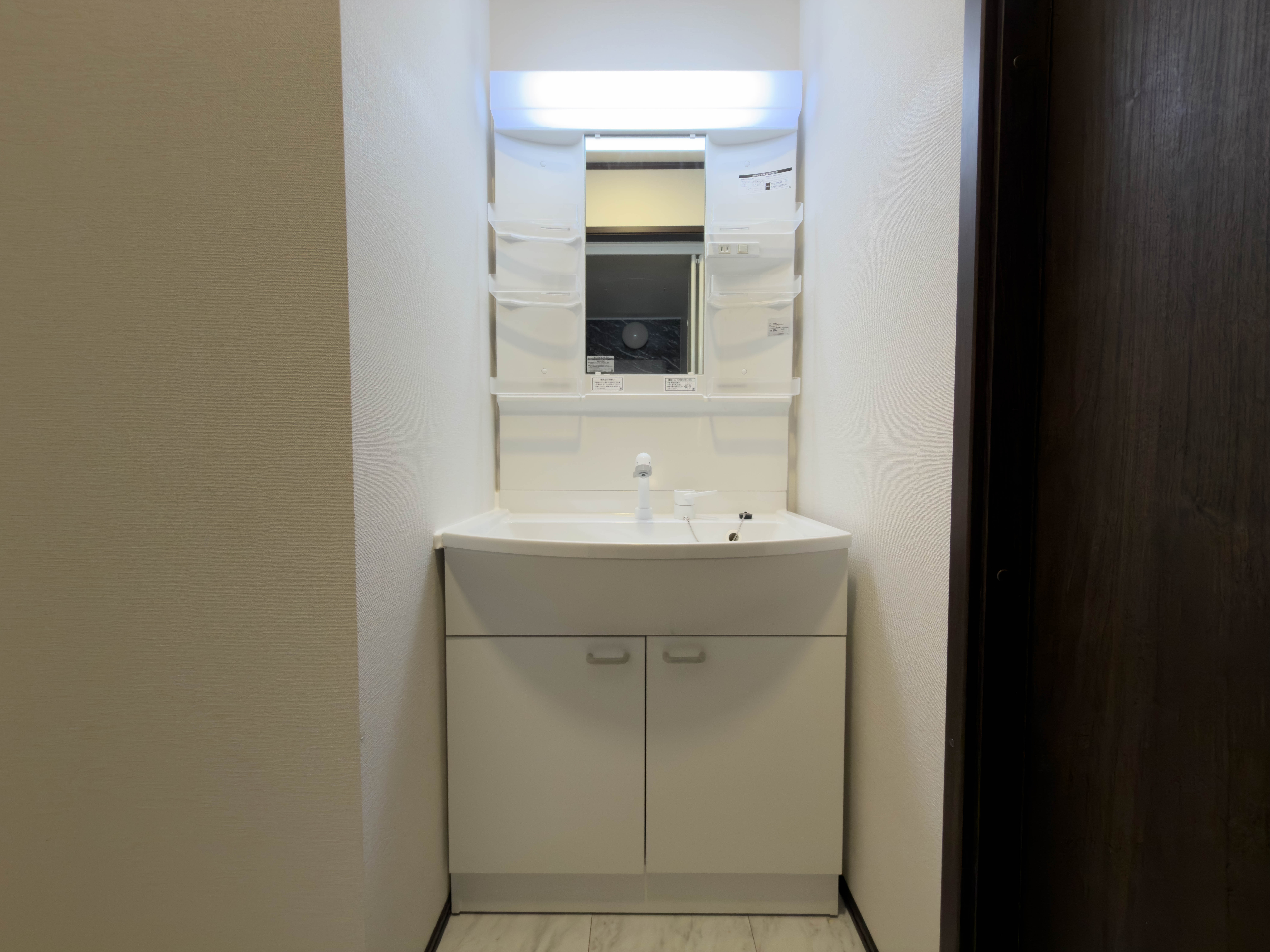 シャワーヘッド付きの洗面化粧台
 loading=