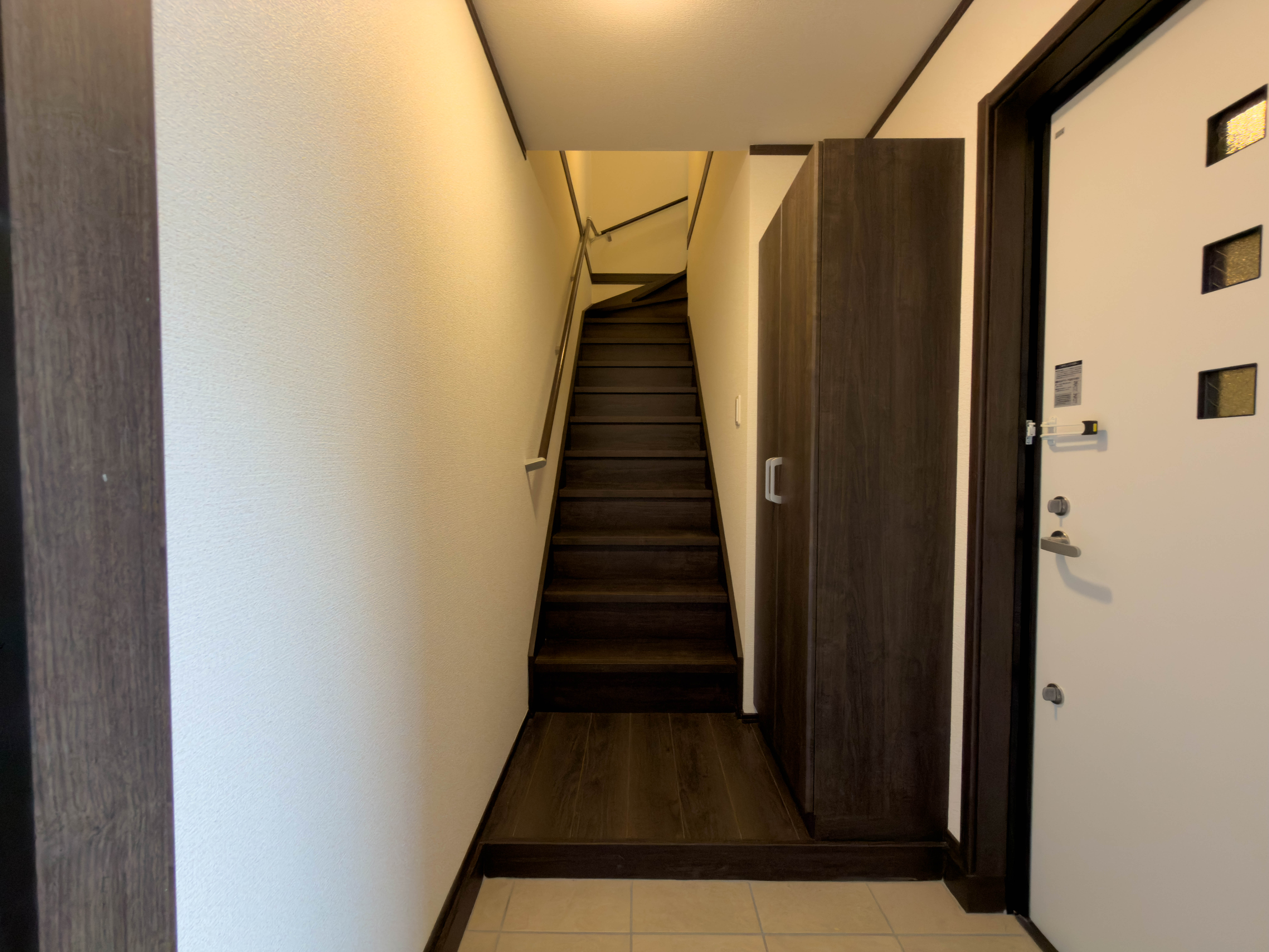 大型のシューズボックスを備えた玄関
 loading=