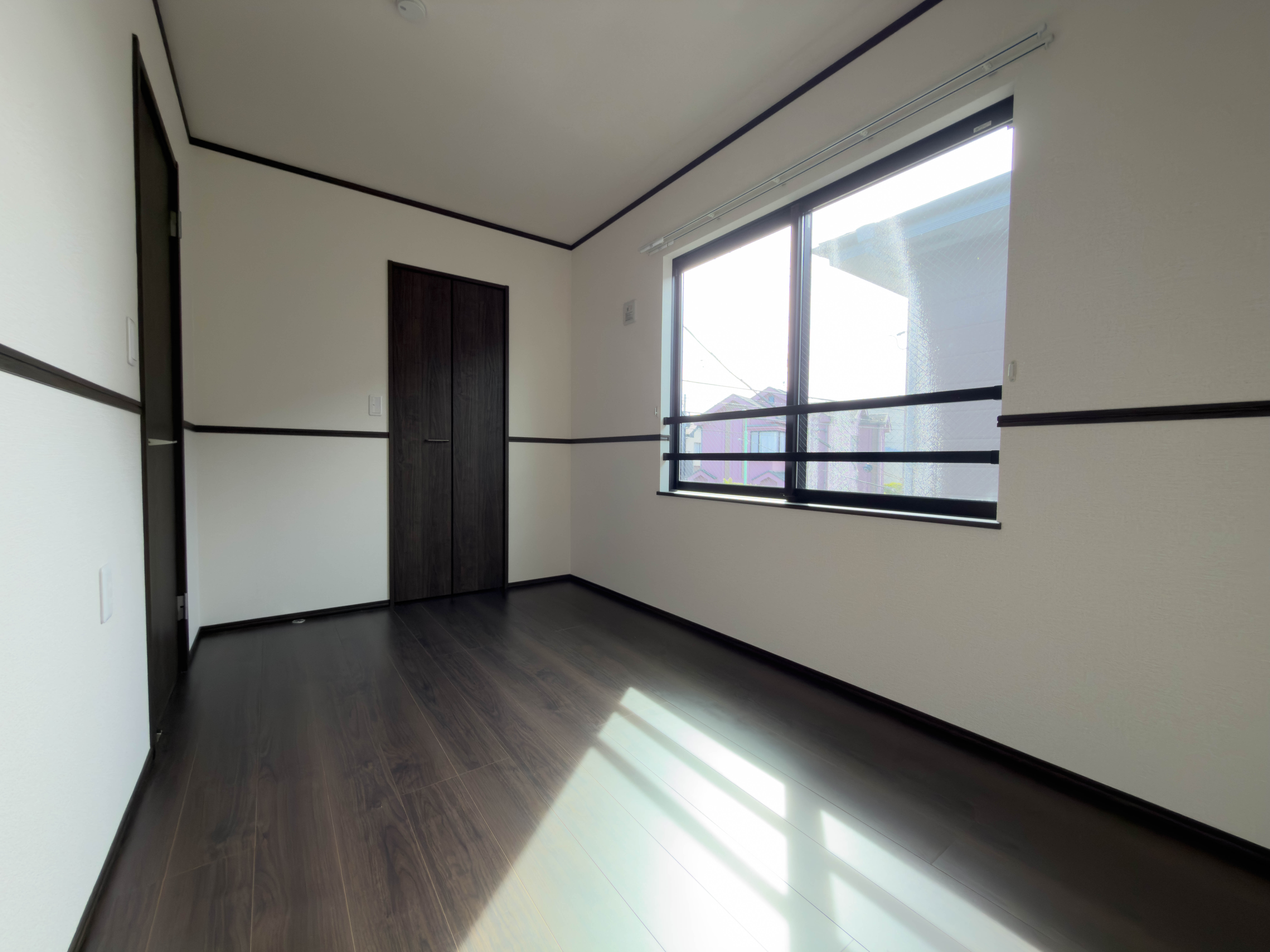 洋室にも開放的な大きな窓
 loading=