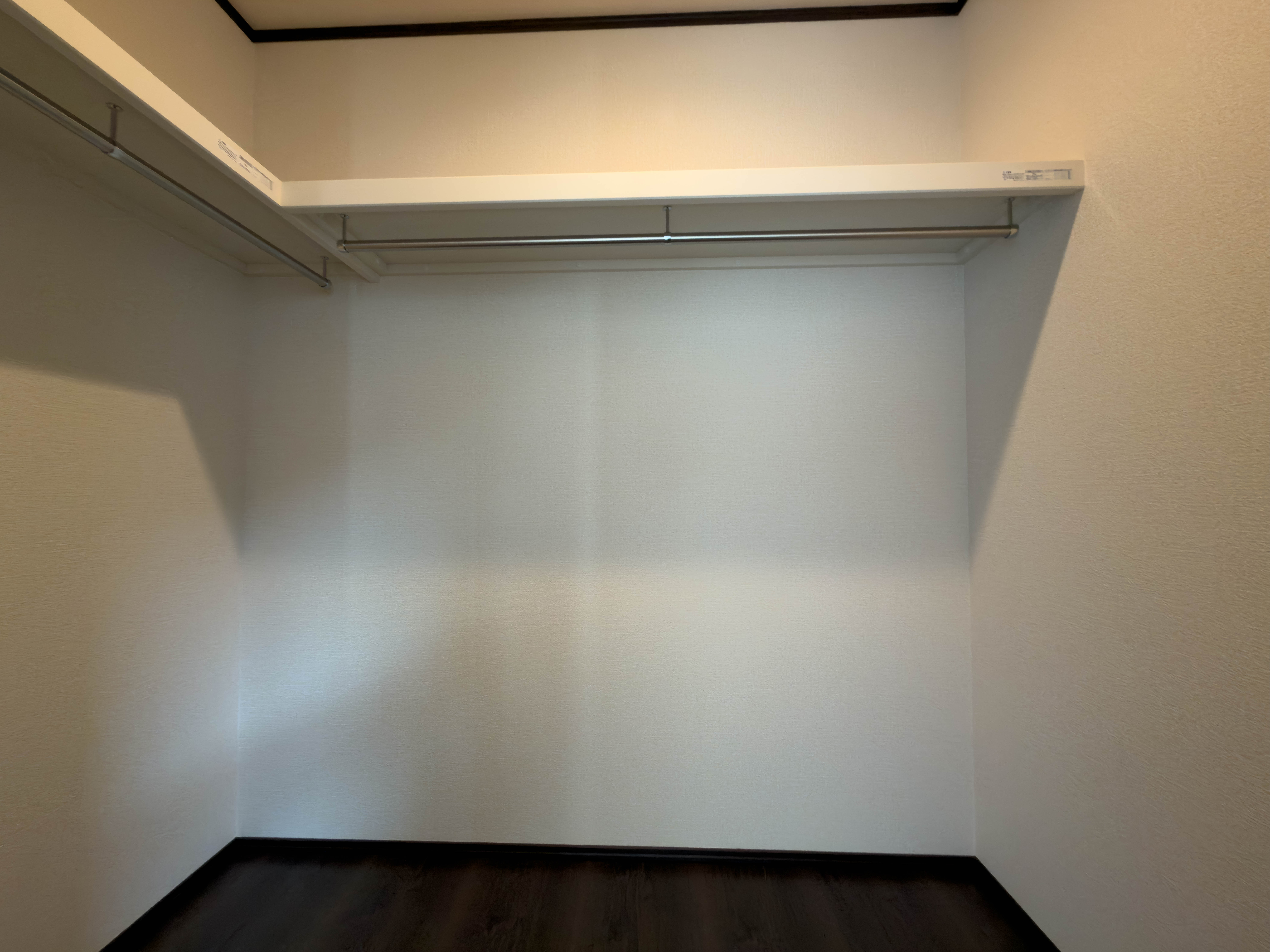 収納棚とハンガーパイプ付きのウォークインクローゼット
 loading=