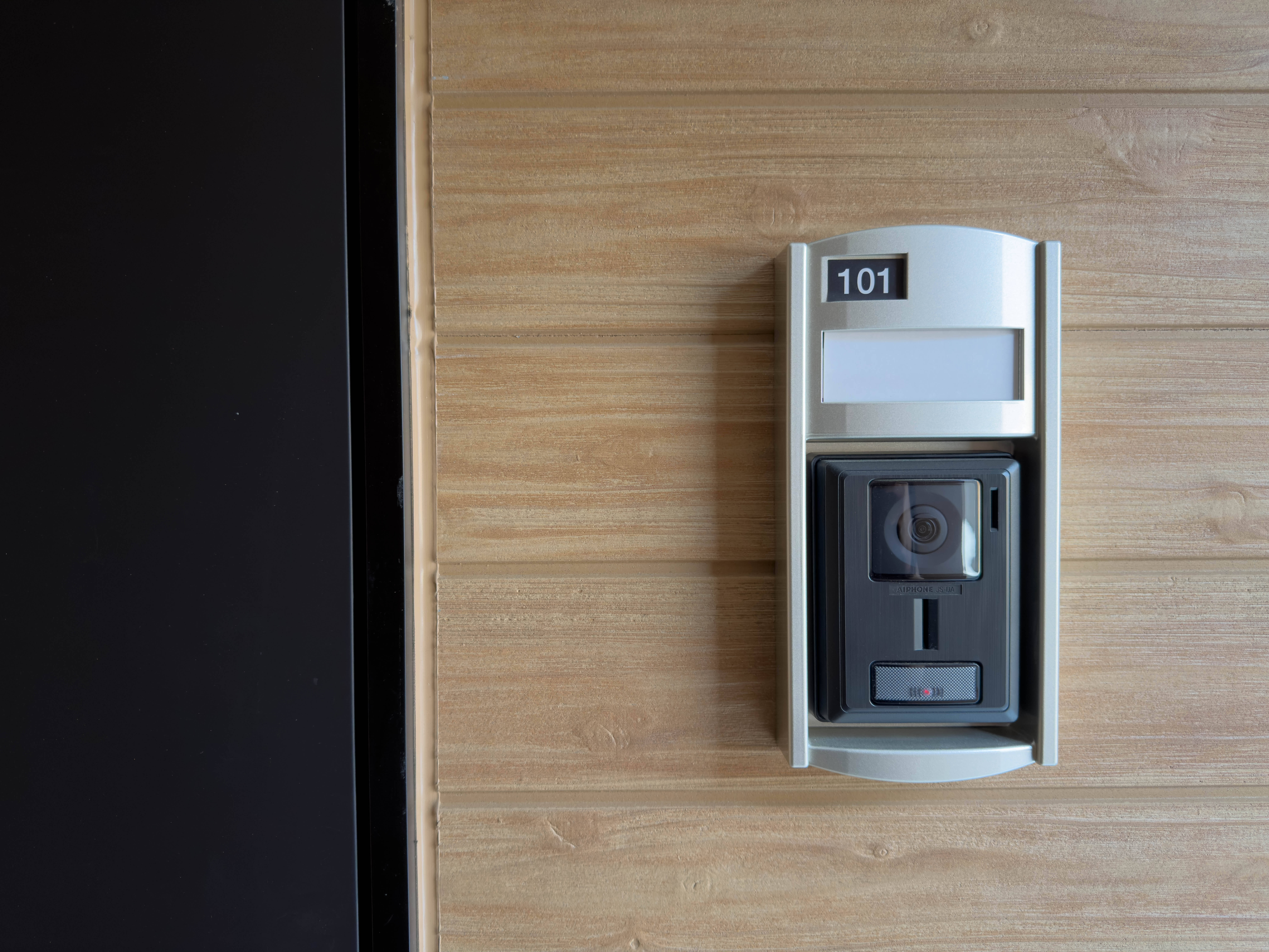 カメラ付きインターフォンは防犯対策の必需品
 loading=