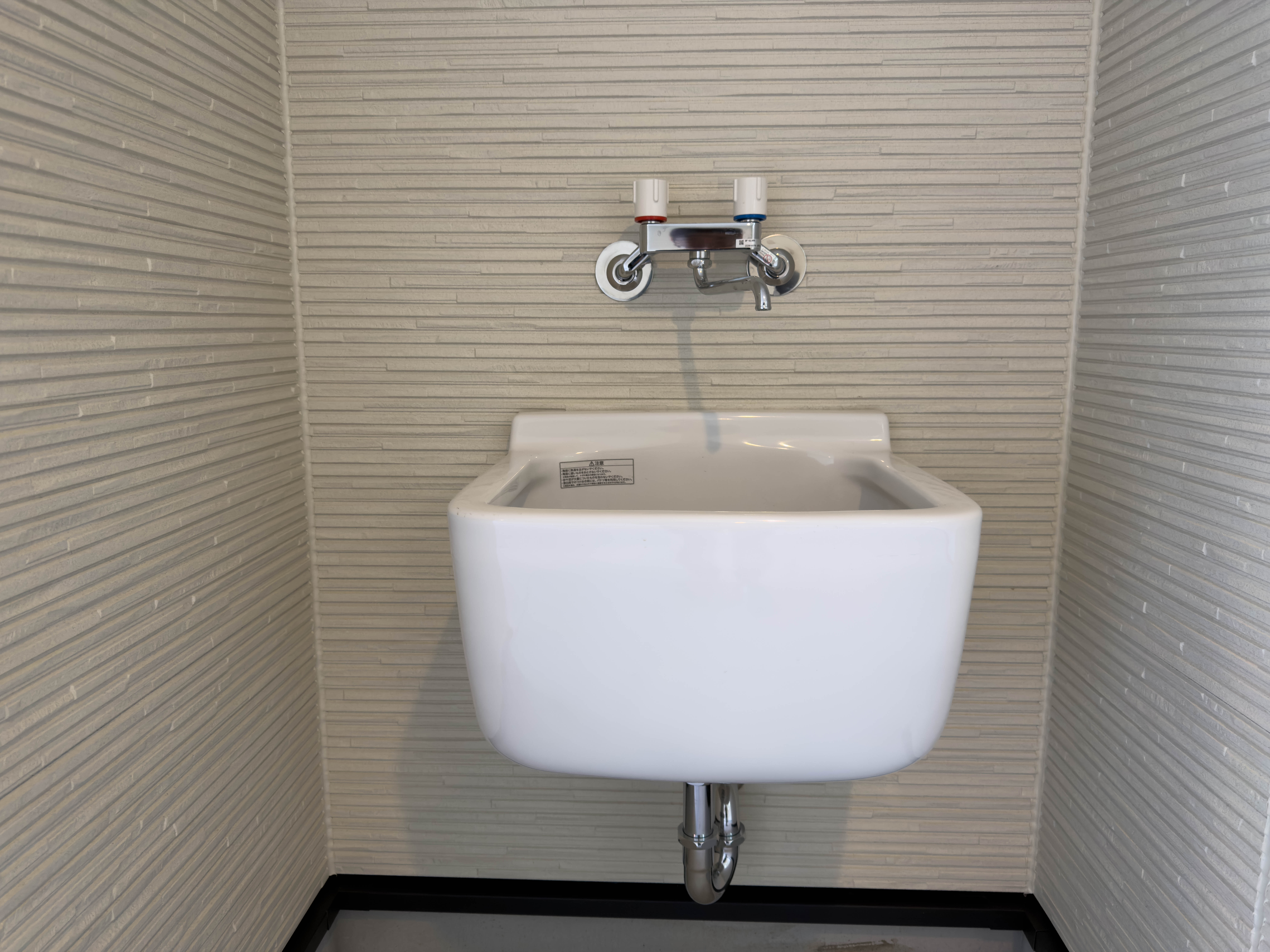 ガレージ内にはお湯も出る混合栓付きのマルチシンク（多目的流し）
 loading=